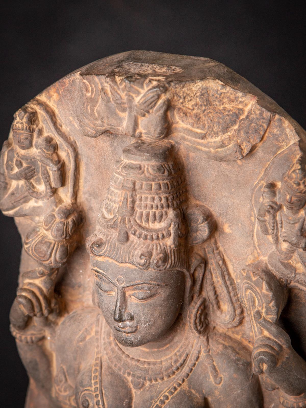 Sandsteinstatue von Saraswati aus dem 19. Jahrhundert mit Ganesha und Kartikeya aus Indien im Angebot 8