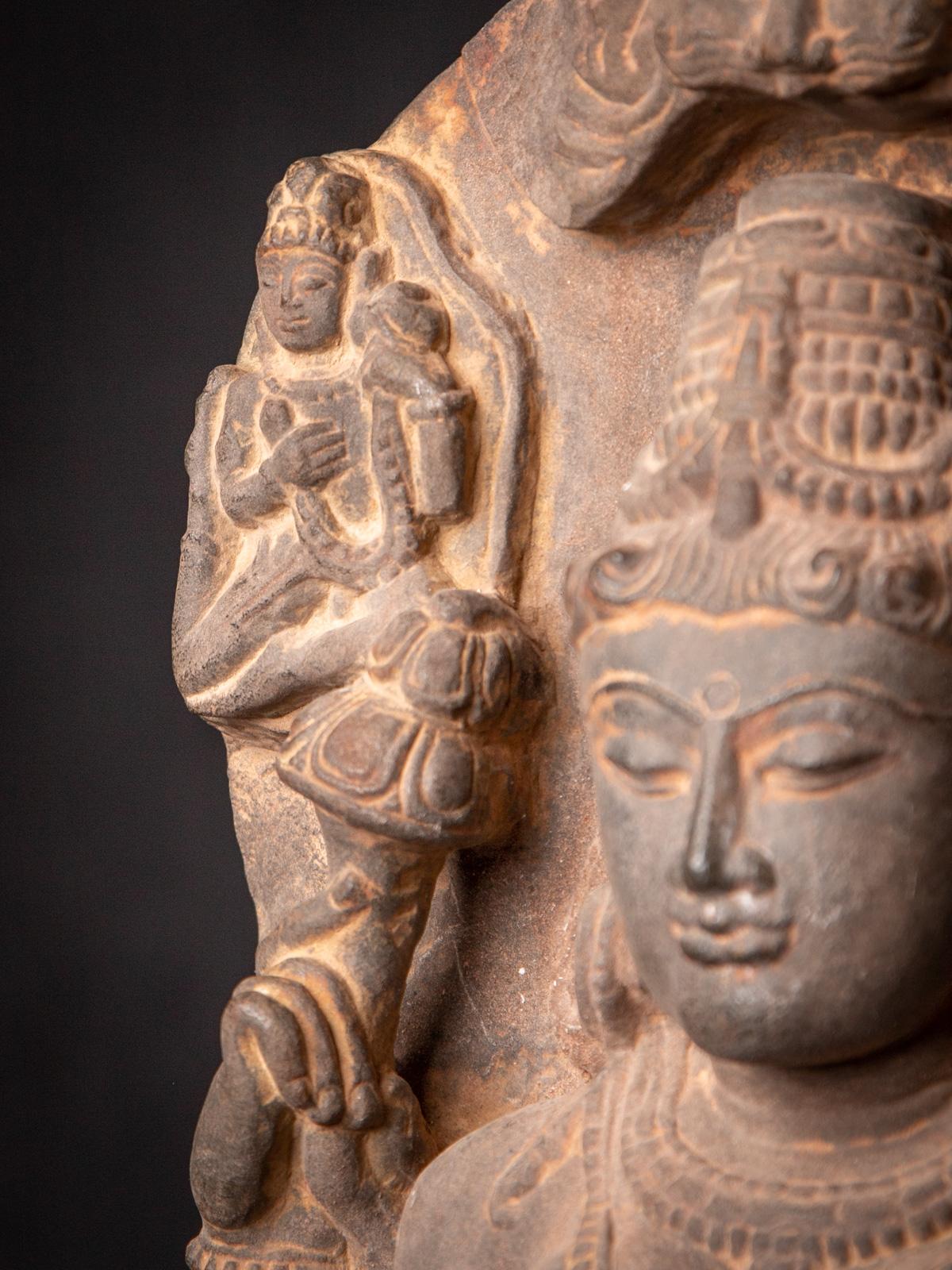Statue en grès du XIXe siècle représentant Saraswati avec Ganesha et Kartikeya, originaire d'Inde en vente 8