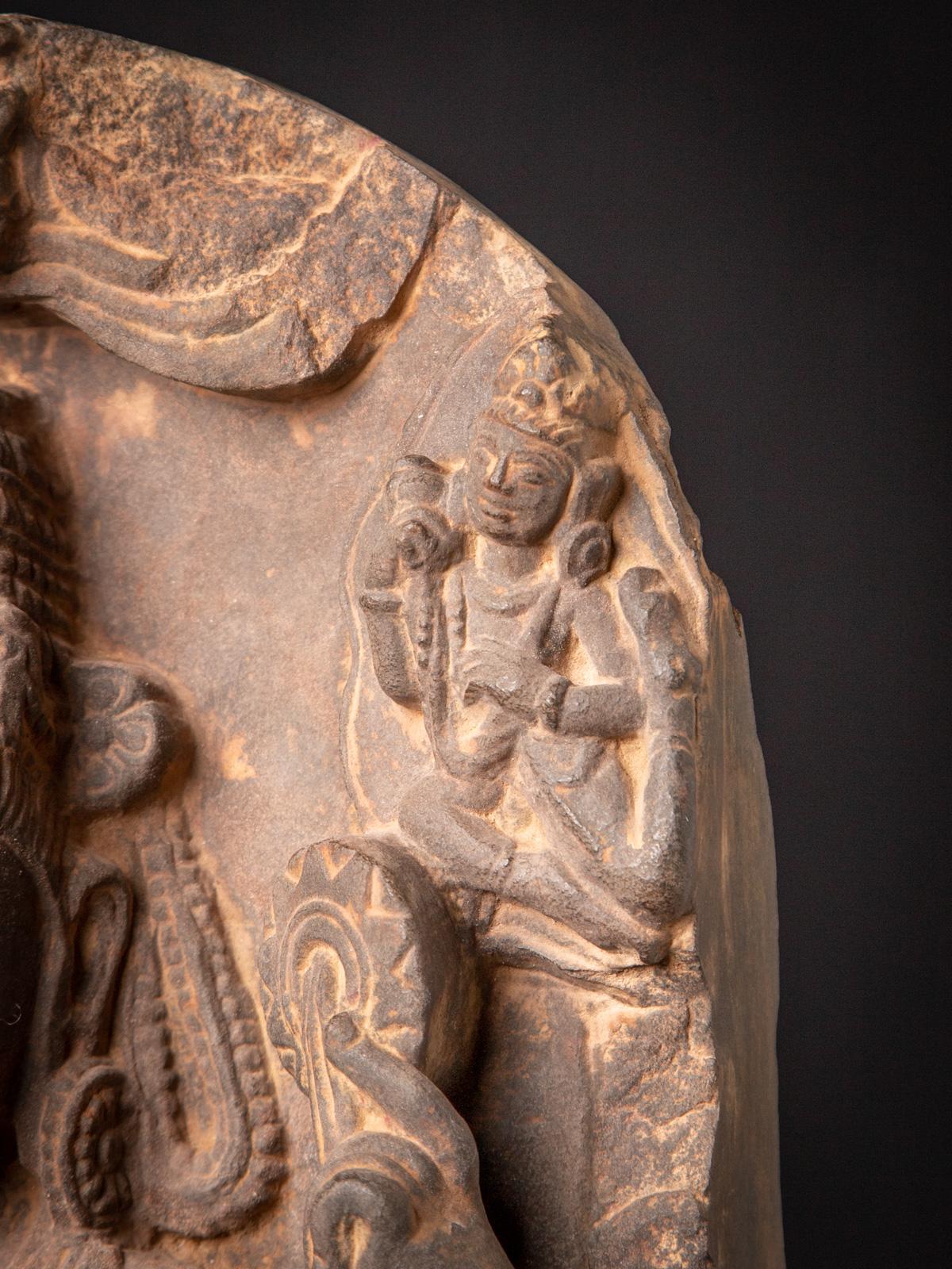 Statue en grès du XIXe siècle représentant Saraswati avec Ganesha et Kartikeya, originaire d'Inde en vente 9