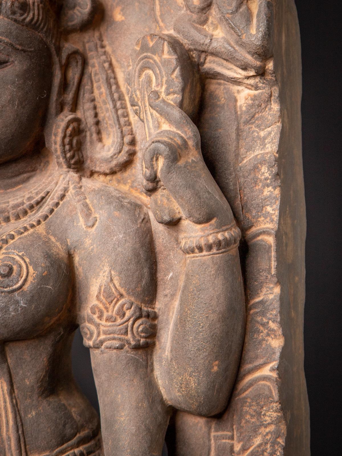 Statue en grès du XIXe siècle représentant Saraswati avec Ganesha et Kartikeya, originaire d'Inde en vente 10