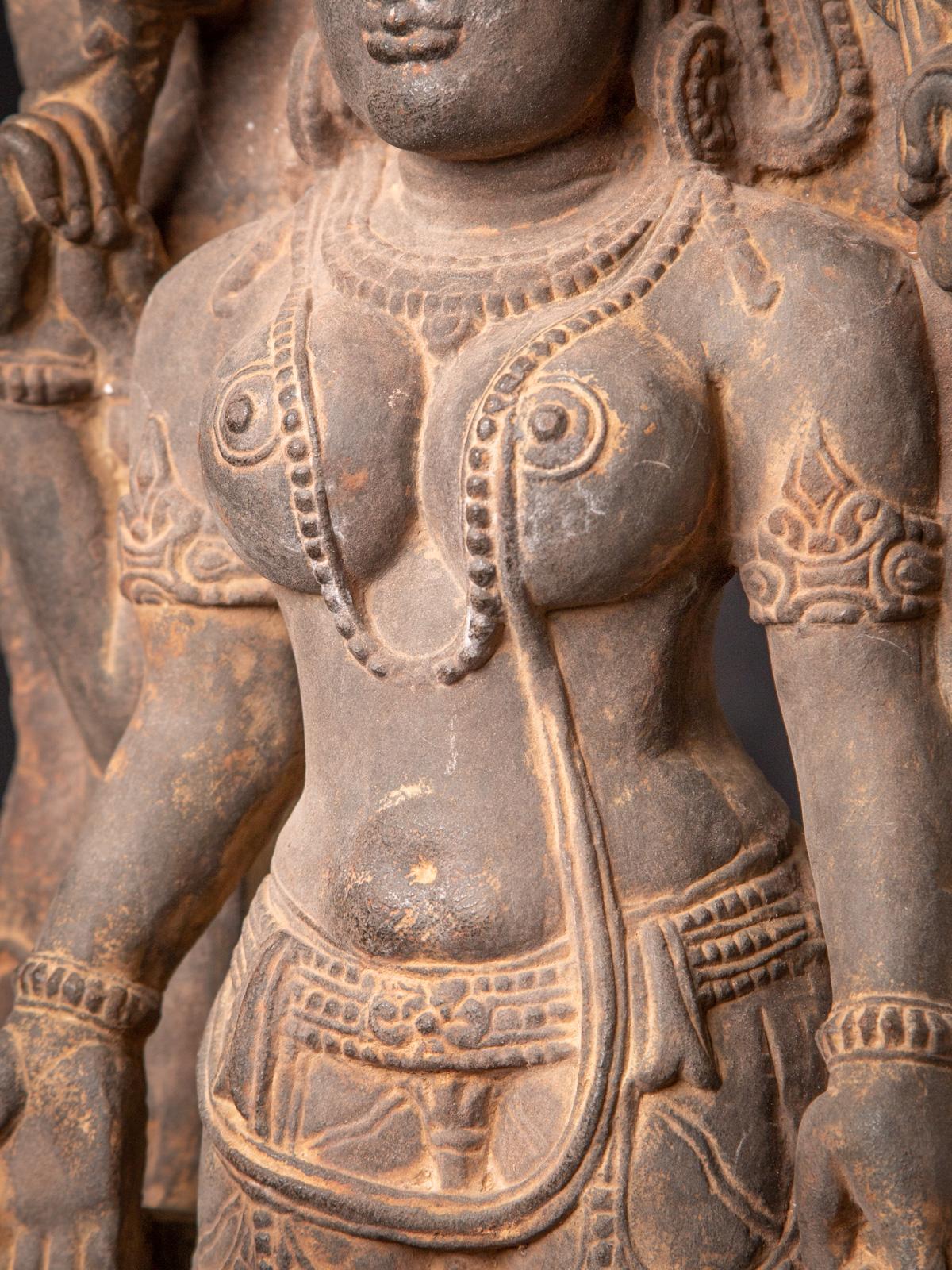 Sandsteinstatue von Saraswati aus dem 19. Jahrhundert mit Ganesha und Kartikeya aus Indien im Angebot 13