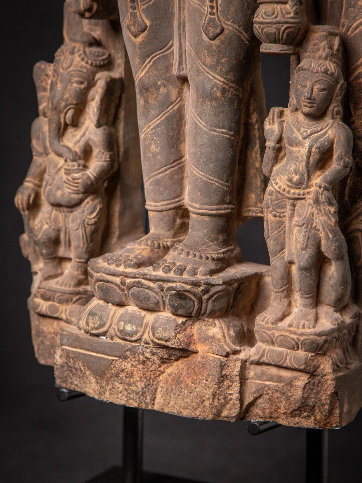 Statue en grès du XIXe siècle représentant Saraswati avec Ganesha et Kartikeya, originaire d'Inde en vente 13