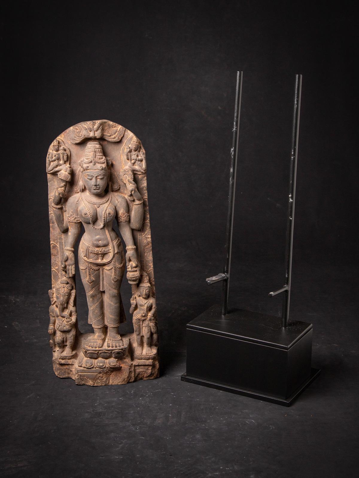 Statue en grès du XIXe siècle représentant Saraswati avec Ganesha et Kartikeya, originaire d'Inde en vente 14