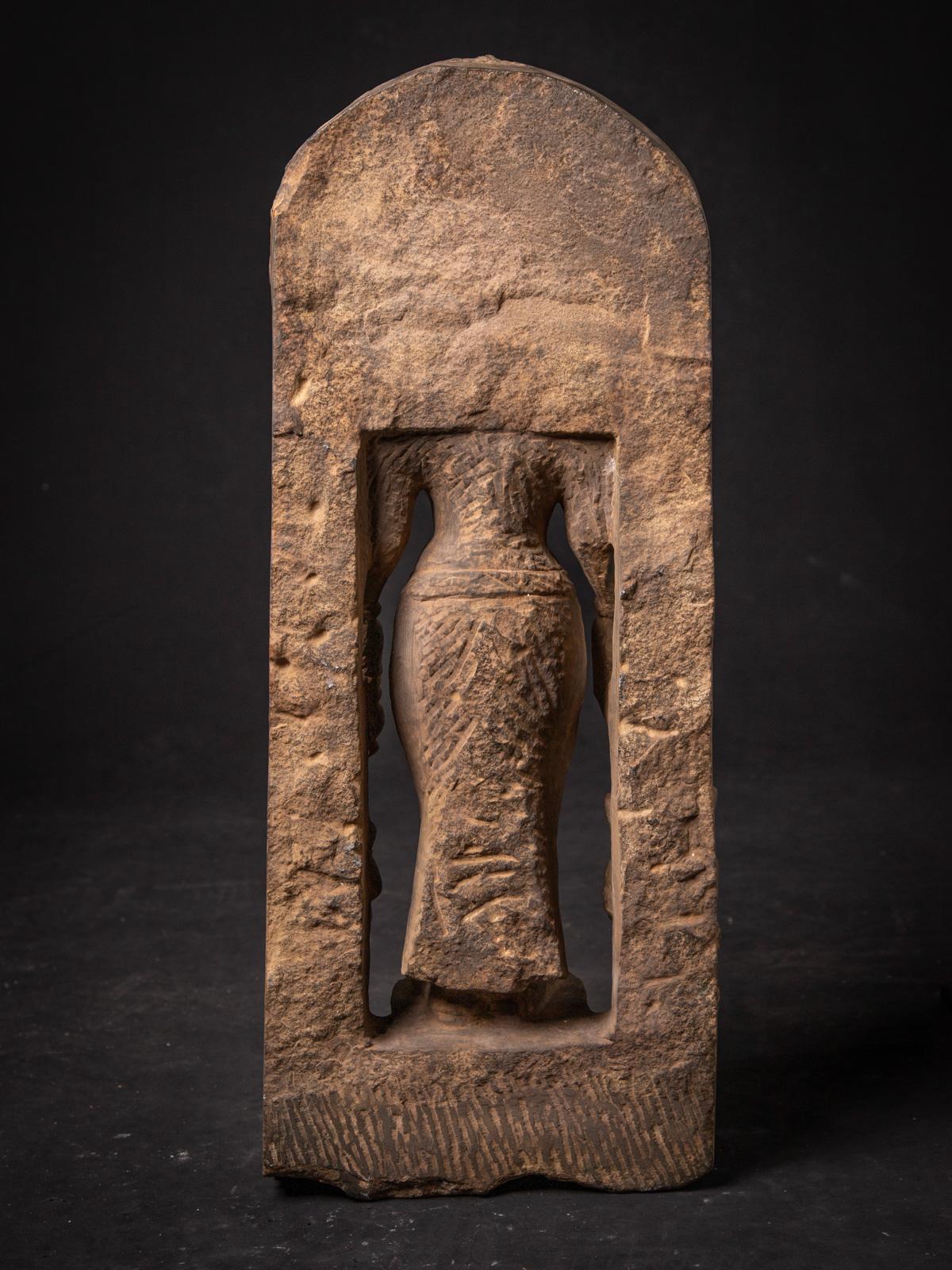 Diese Sandsteinstatue von Saraswati, begleitet von Ganesha und Kartikeya, ist ein bemerkenswertes Stück indischer religiöser Kunst. Die aus Sandstein gefertigte Statue hat eine beeindruckende Höhe von 88,5 cm und misst 28 cm in der Breite und 20 cm