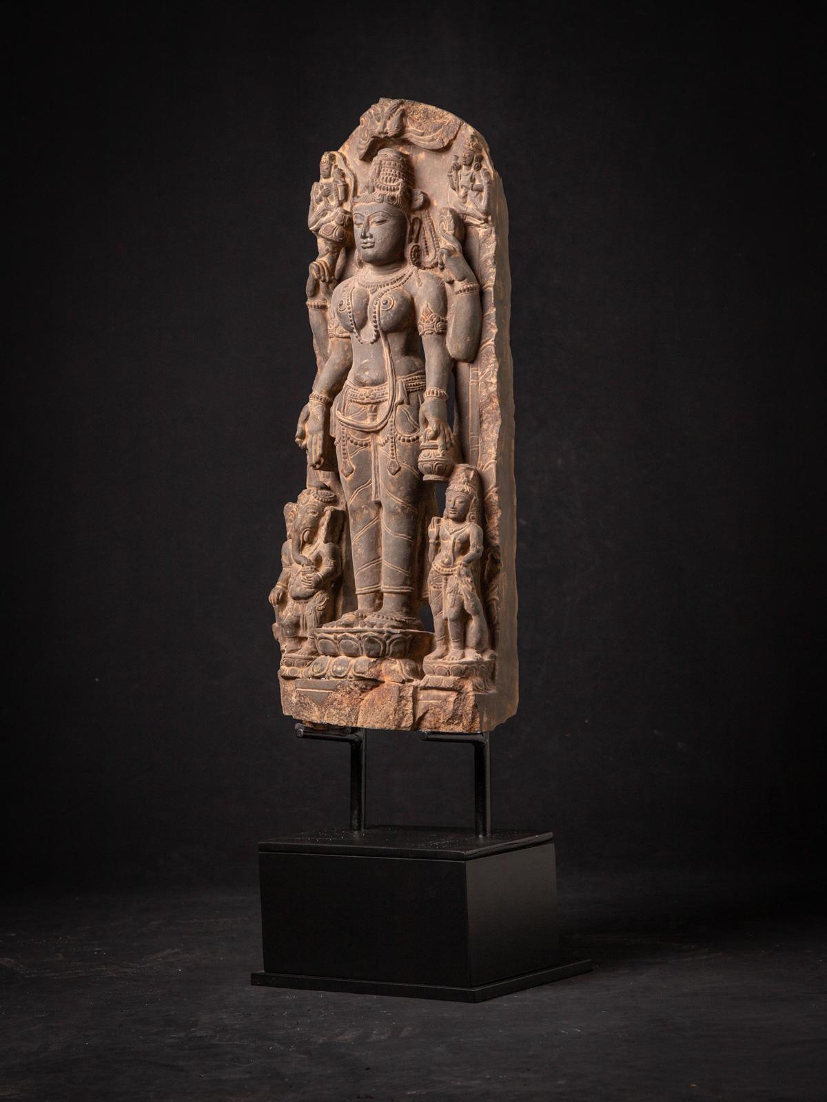 Sandsteinstatue von Saraswati aus dem 19. Jahrhundert mit Ganesha und Kartikeya aus Indien (Indisch) im Angebot