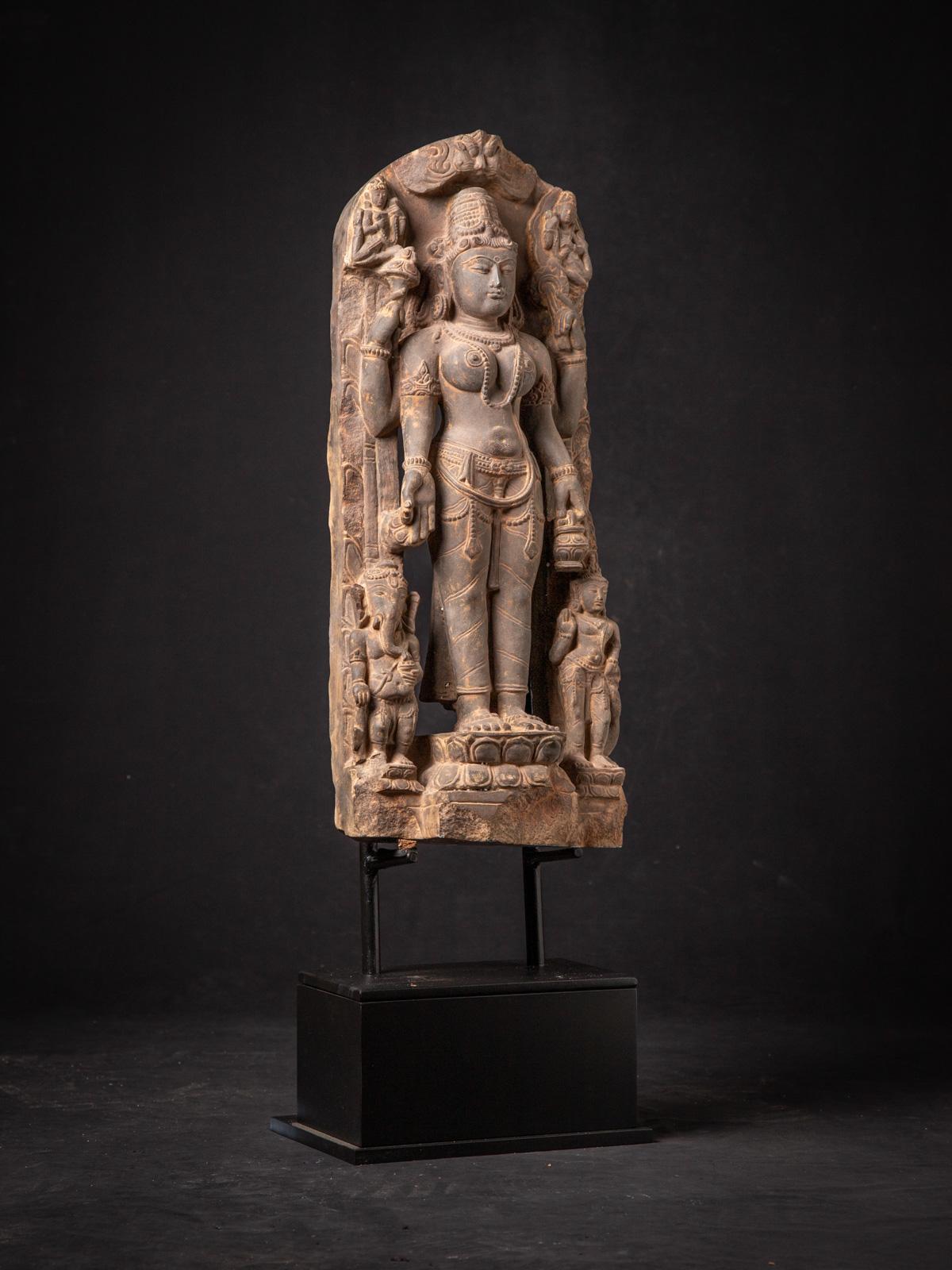 Statue en grès du XIXe siècle représentant Saraswati avec Ganesha et Kartikeya, originaire d'Inde en vente 2