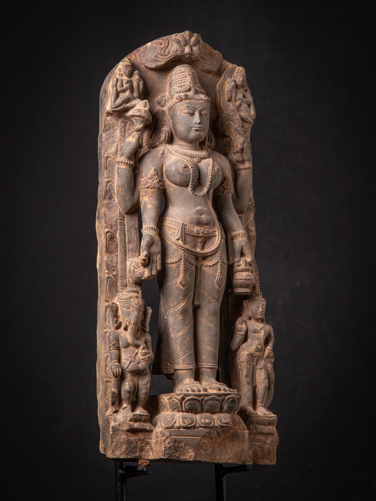 Statue en grès du XIXe siècle représentant Saraswati avec Ganesha et Kartikeya, originaire d'Inde en vente 3