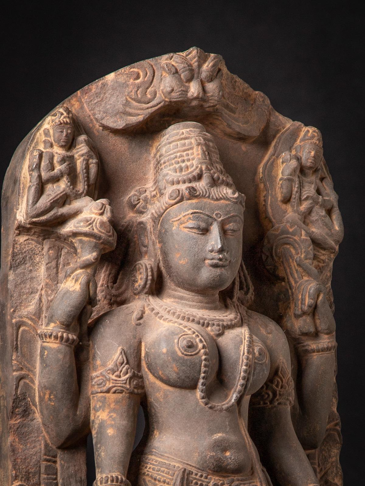 Statue en grès du XIXe siècle représentant Saraswati avec Ganesha et Kartikeya, originaire d'Inde en vente 4