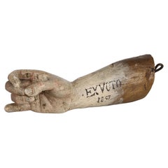 Braccio e mano in legno policromo intagliato del Santos o Santo Ex-Voto del XIX secolo 