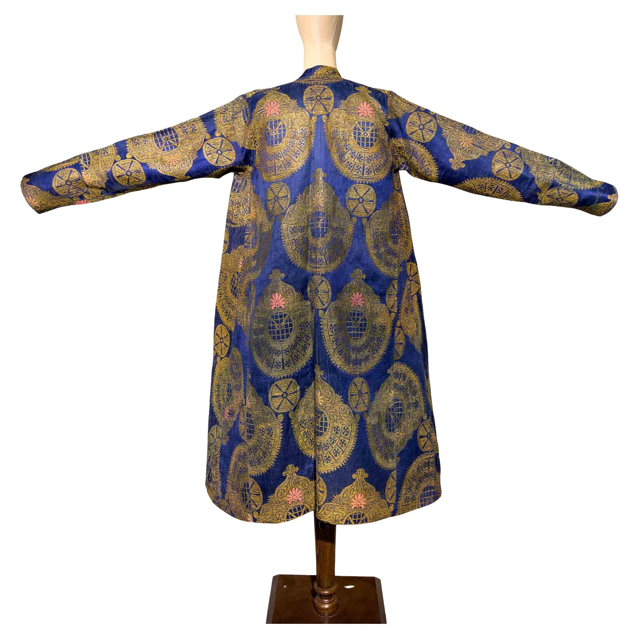 Chapán de seda de zafiro y oro del siglo XIX