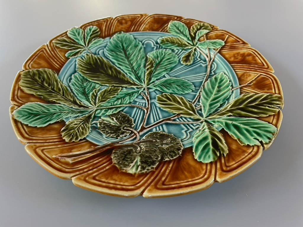 Sarreguemines Majolika-Blattteller aus Kastanienholz aus dem 19. Jahrhundert, ein Paar (Beaux Arts) im Angebot