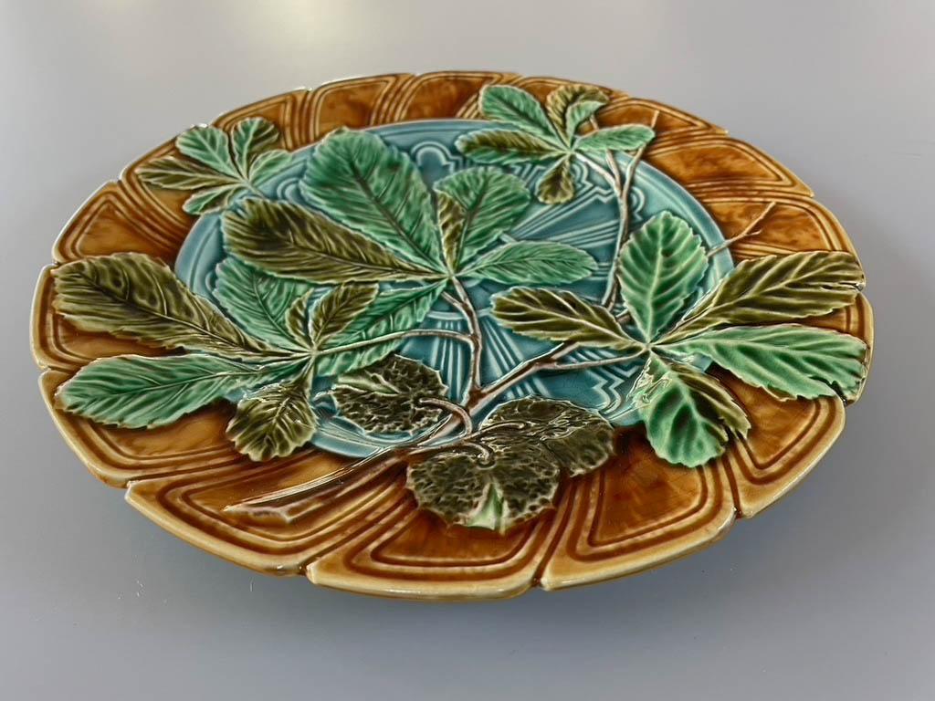 Français Paire d'assiettes à feuilles de châtaignier en majolique de Sarreguemines du XIXe siècle en vente
