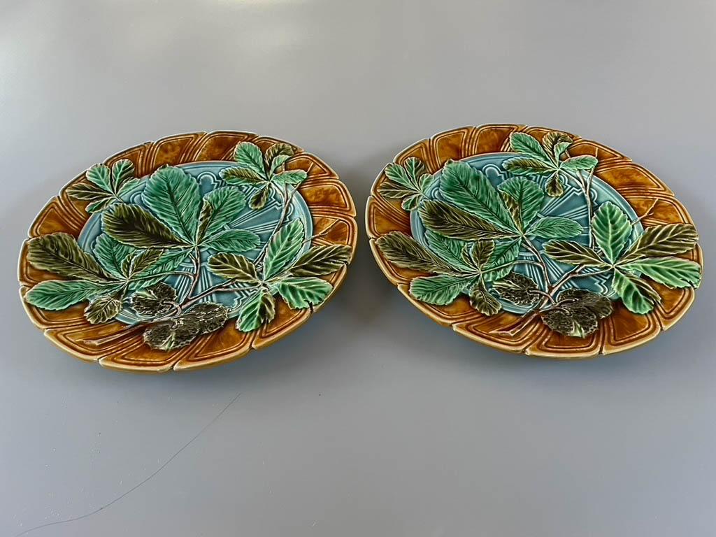 Fait main Paire d'assiettes à feuilles de châtaignier en majolique de Sarreguemines du XIXe siècle en vente
