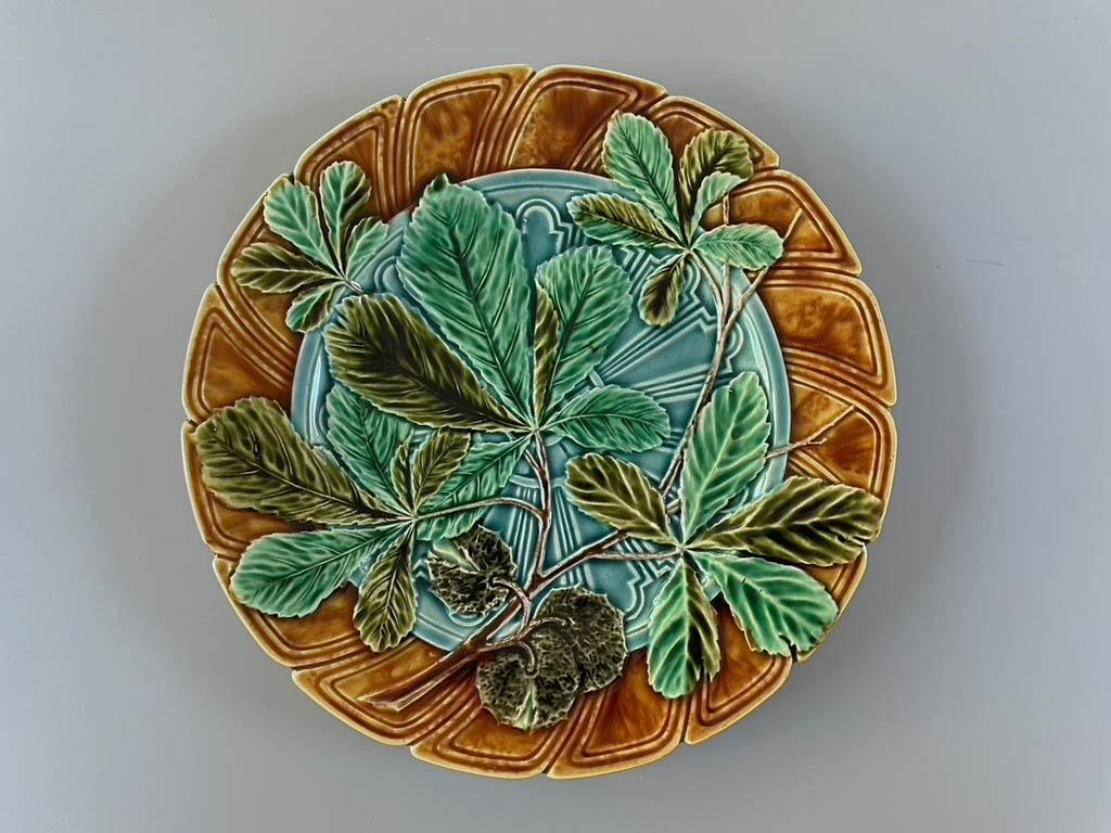 Sarreguemines Majolika-Blattteller aus Kastanienholz aus dem 19. Jahrhundert, ein Paar im Zustand „Gut“ im Angebot in Winter Park, FL