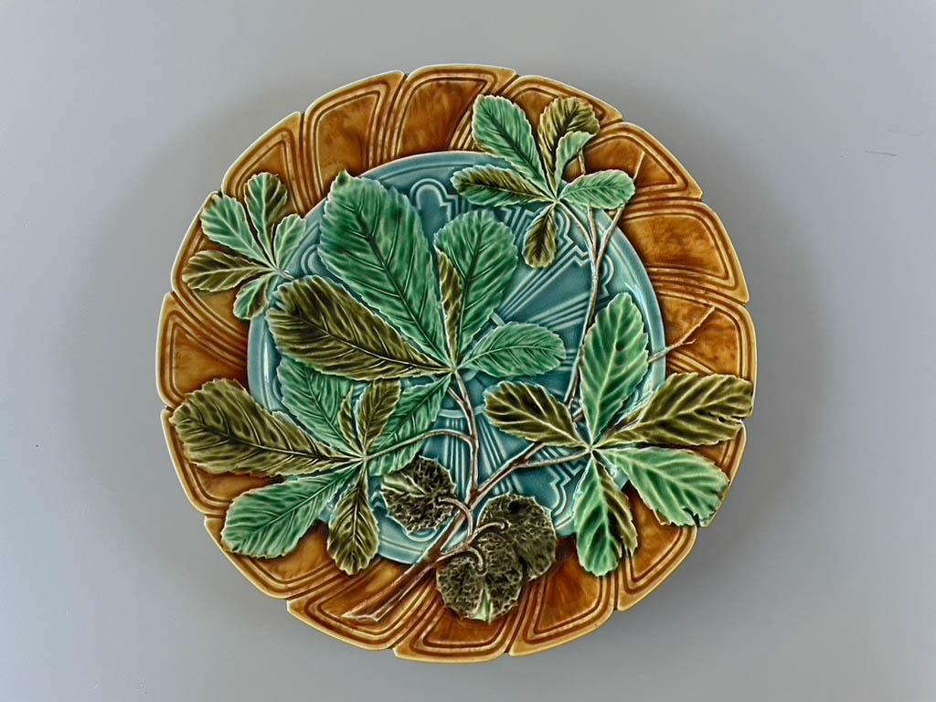 Sarreguemines Majolika-Blattteller aus Kastanienholz aus dem 19. Jahrhundert, ein Paar im Angebot 1