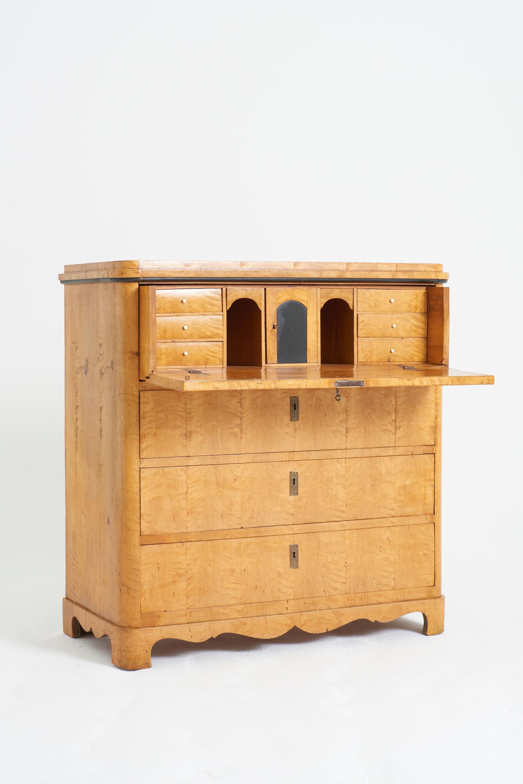 19th Century Satin Birch Chest of Drawers In Good Condition In London, GB
