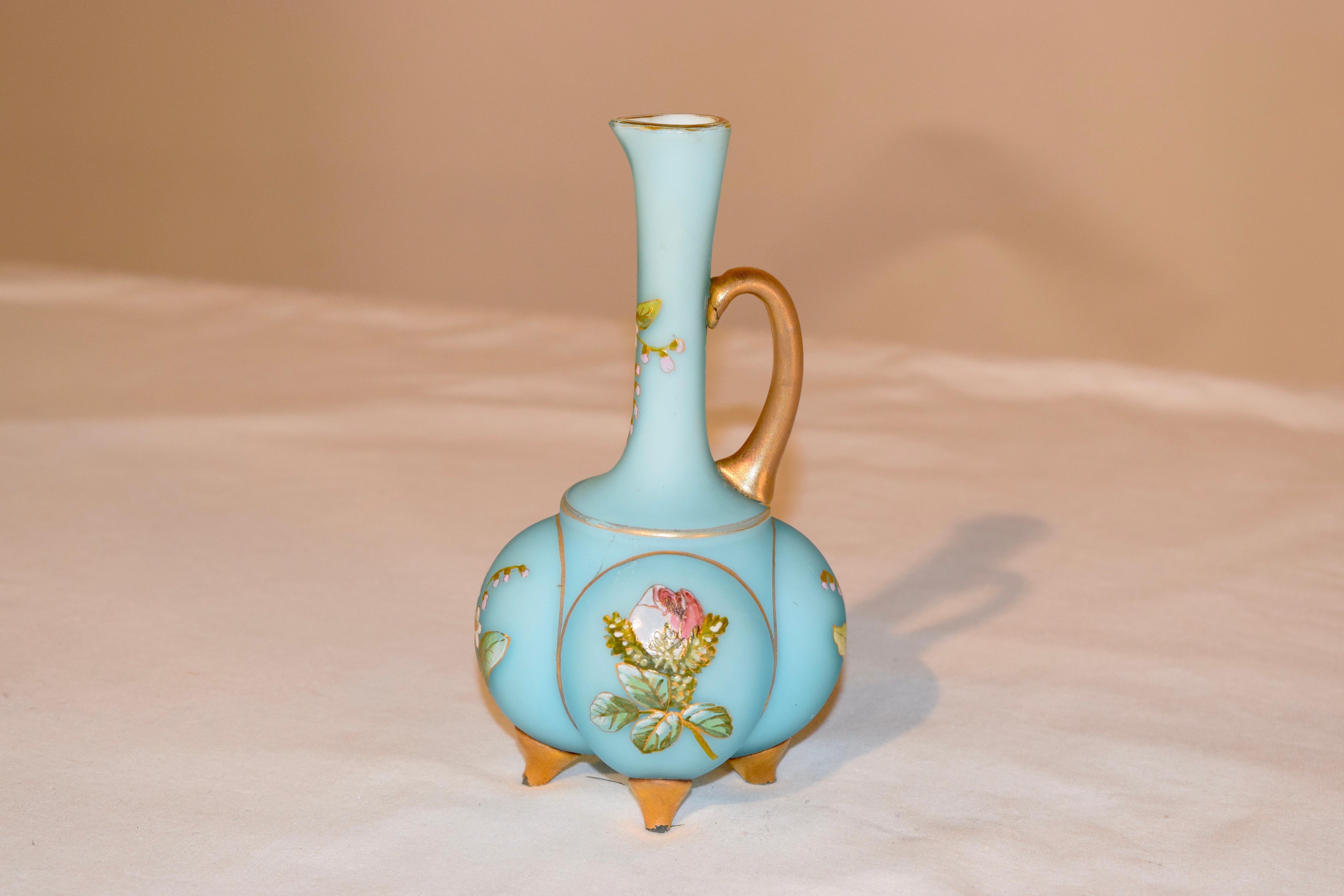 Cruche en verre satiné du XIXe siècle, de belle forme soufflée, avec poignée en verre appliqué et pieds peints en or. Il y a des fleurs peintes à la main sur tous les côtés.