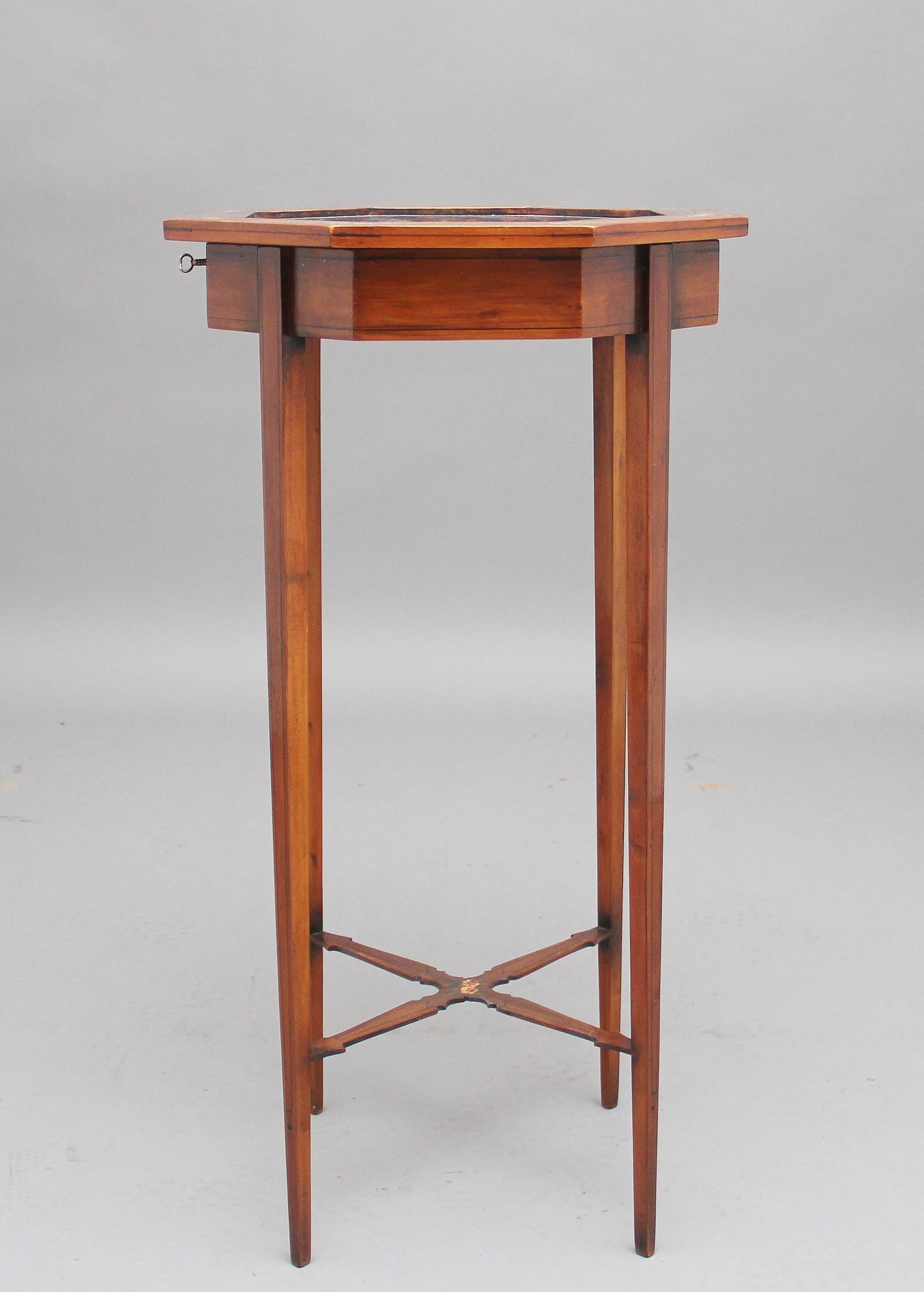 Table de bijouterie en bois de satin et peinte du XIXe siècle en vente 4