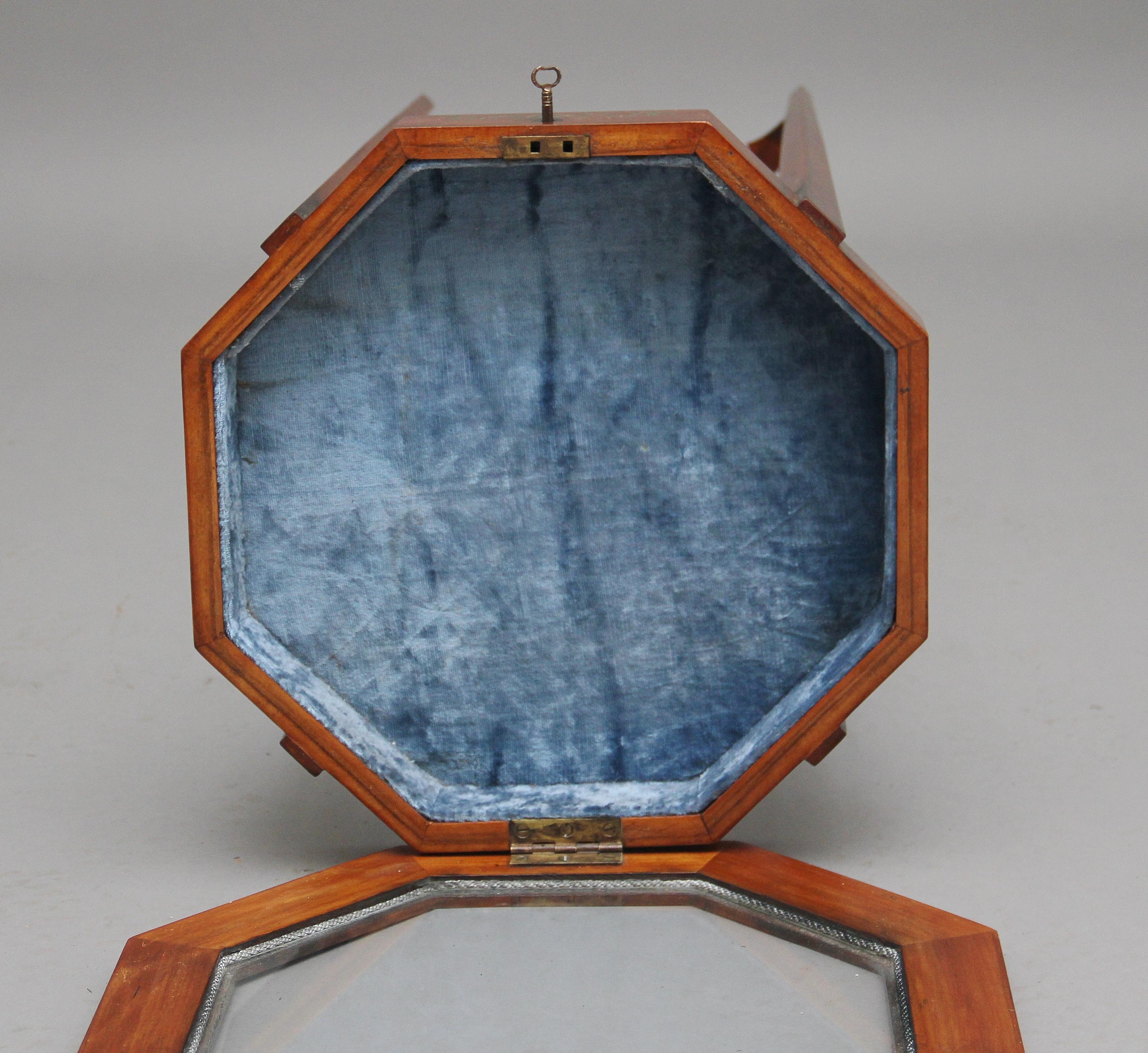 19. Jahrhundert Beistelltisch aus Seidenholz und bemalter Bijouterie im Zustand „Gut“ im Angebot in Martlesham, GB