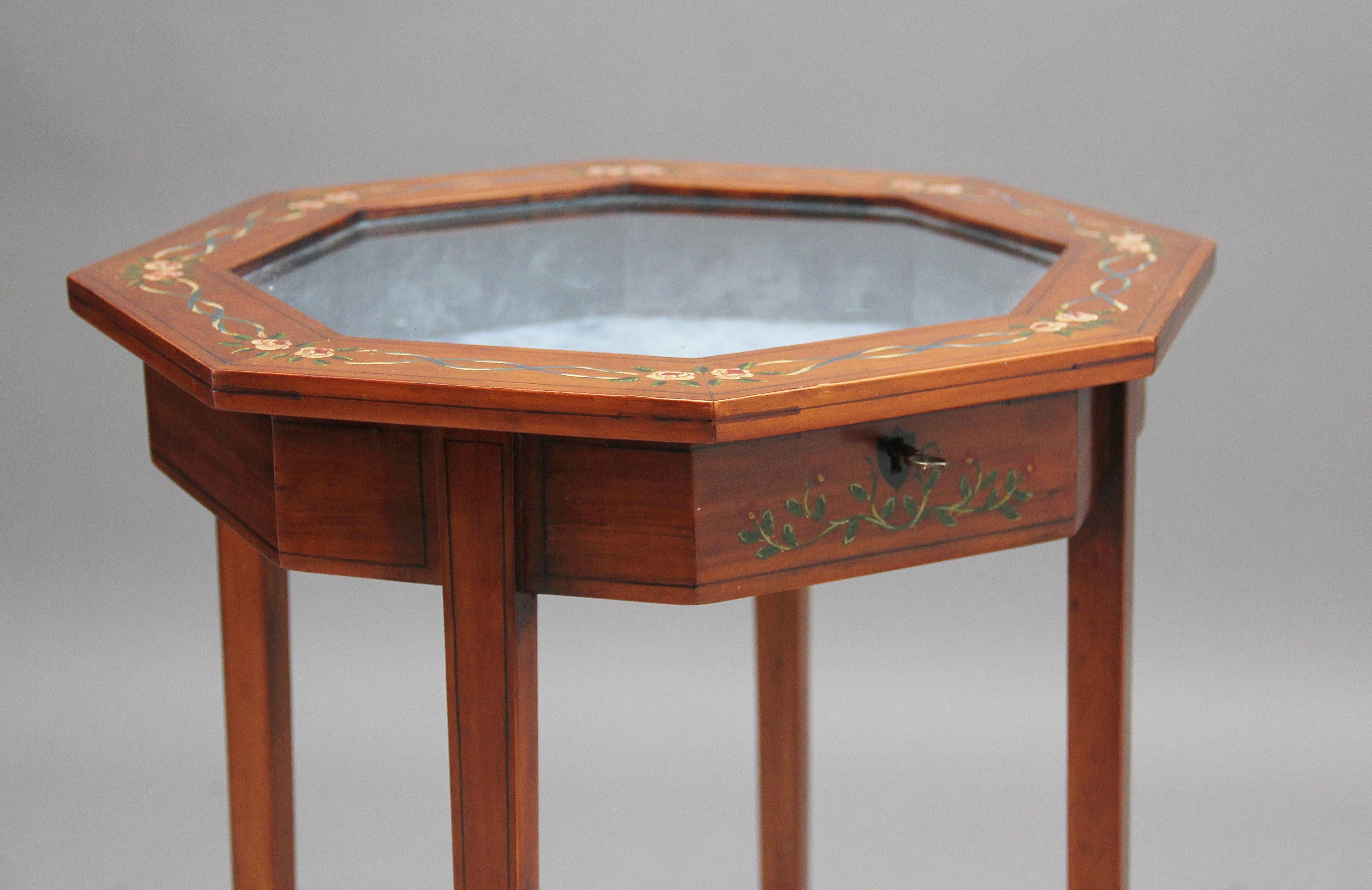 Fin du XIXe siècle Table de bijouterie en bois de satin et peinte du XIXe siècle en vente