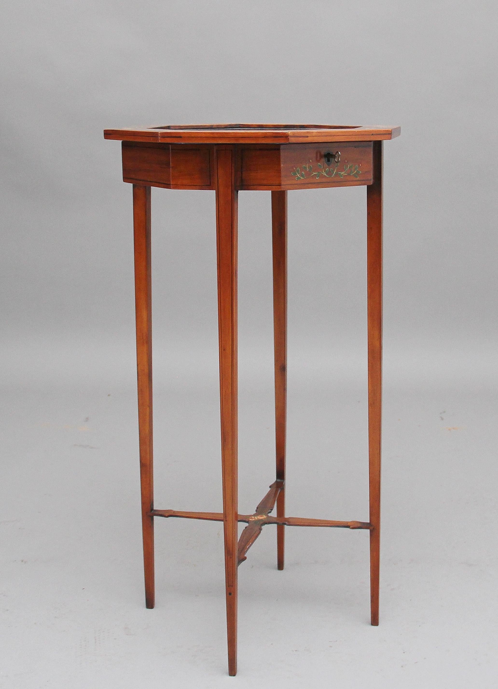 Table de bijouterie en bois de satin et peinte du XIXe siècle en vente 1