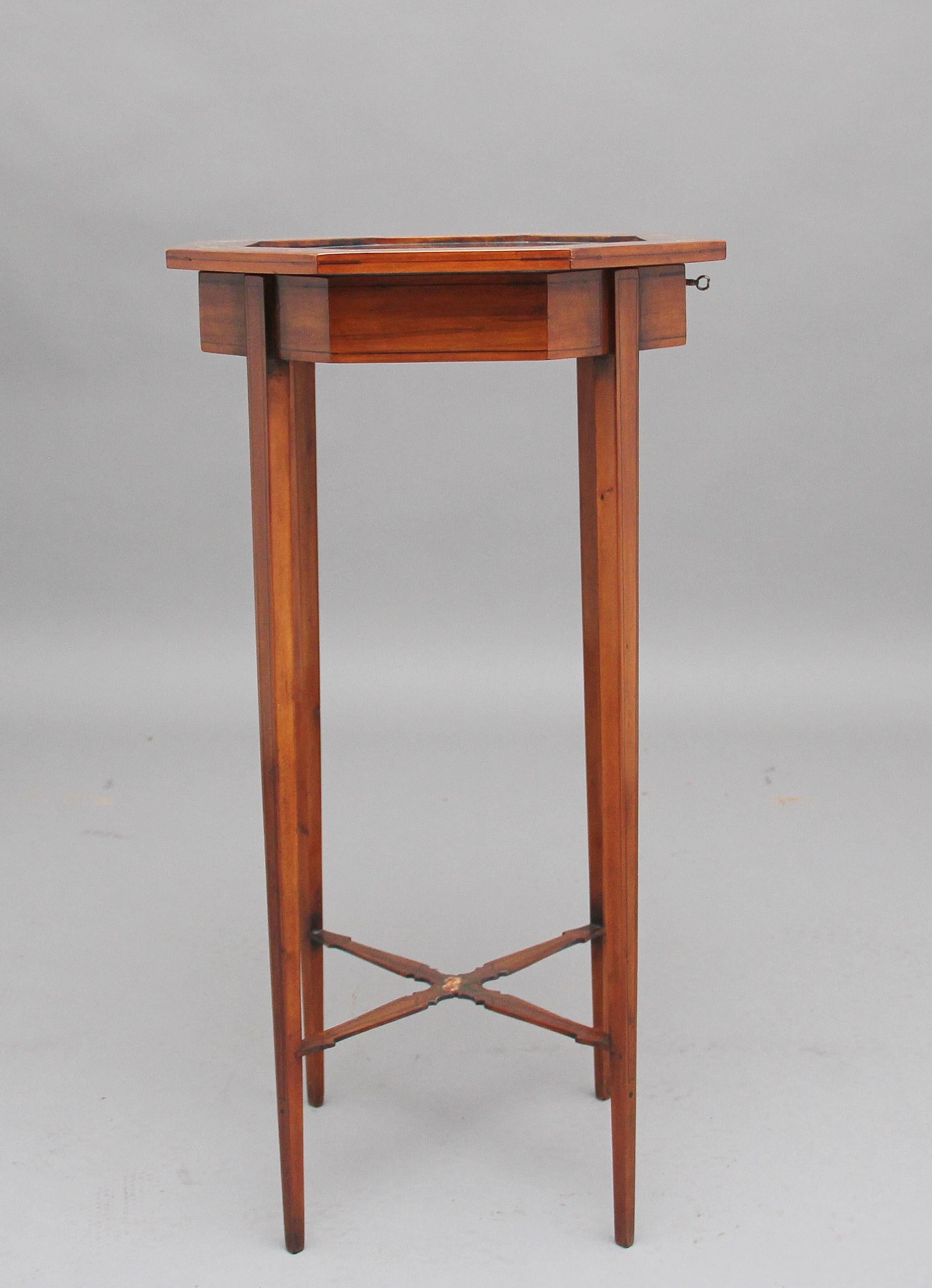 Table de bijouterie en bois de satin et peinte du XIXe siècle en vente 2