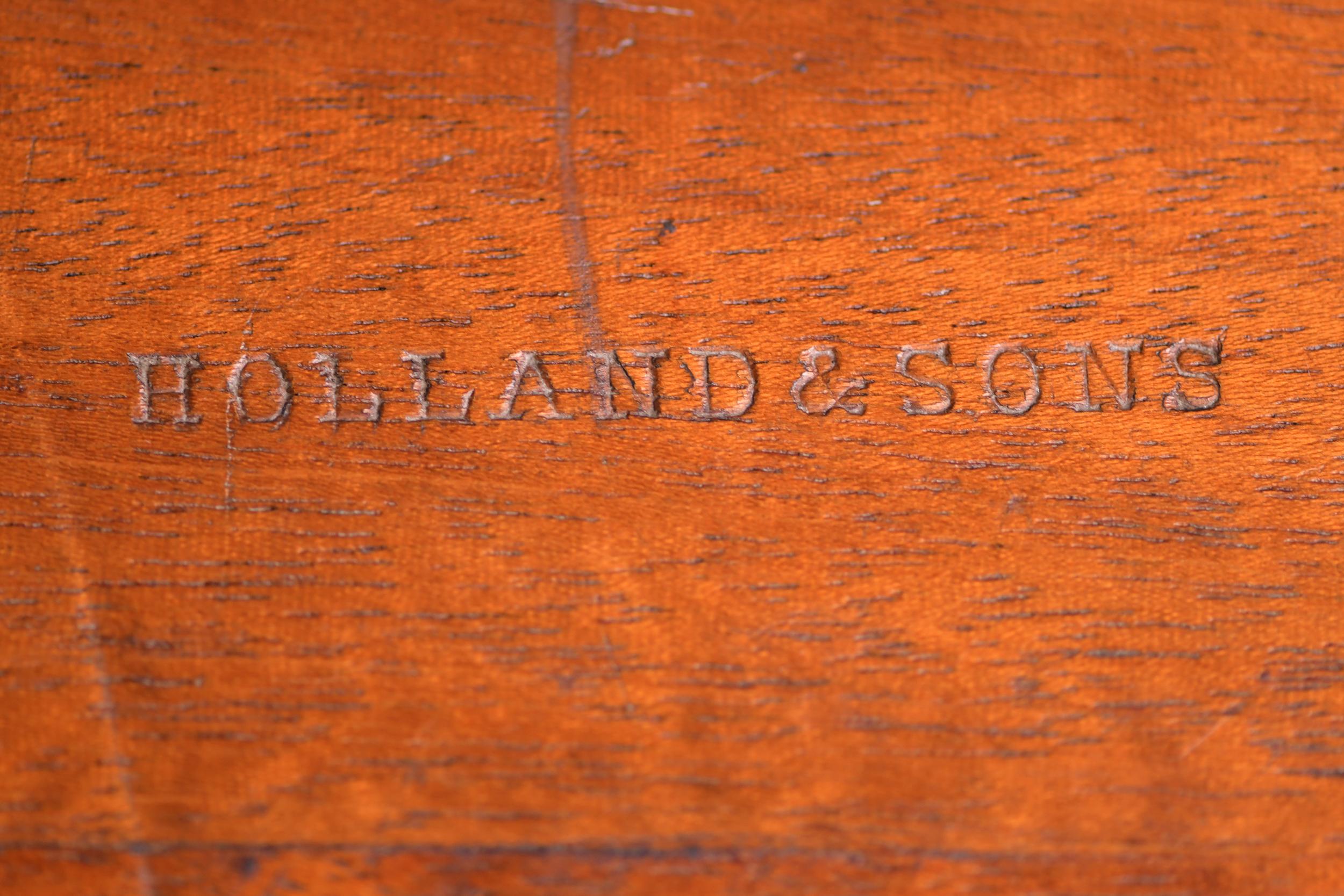 Milieu du XIXe siècle Table centrale en bois de citronnier du 19ème siècle estampillée Holland & Sons en vente