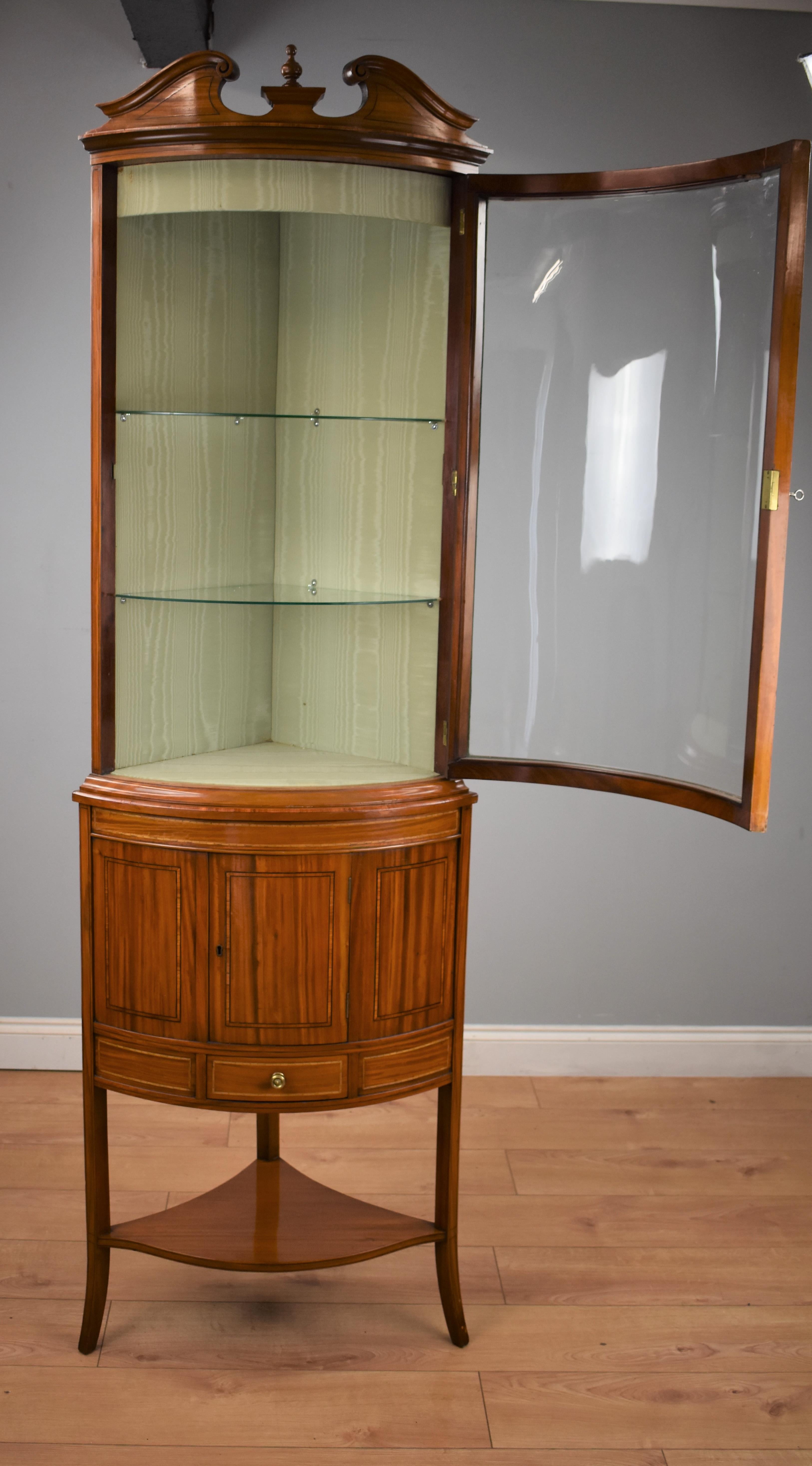 19th Century Satinwood Corner Display Cabinet In Good Condition In Chelmsford, Essex