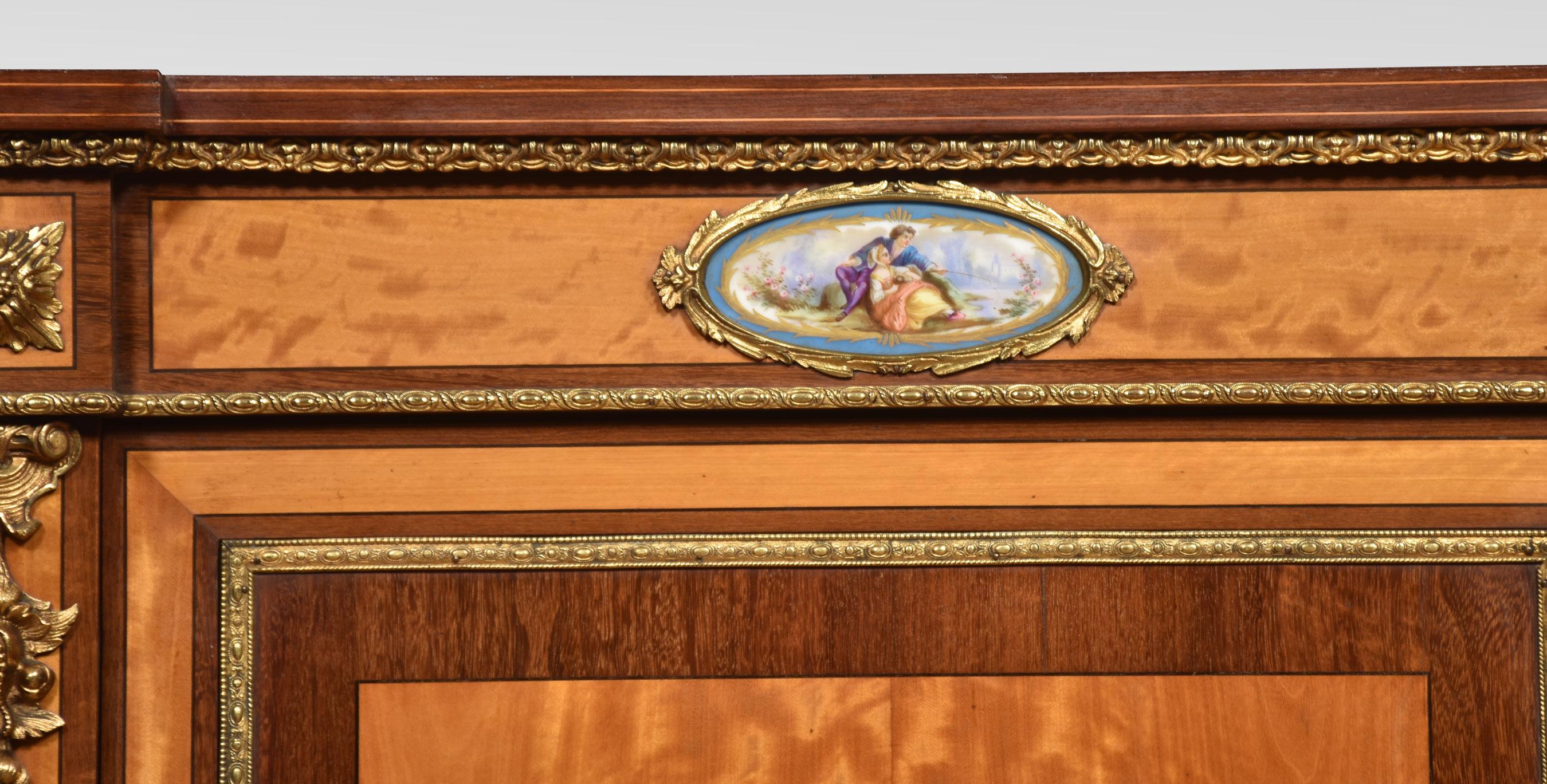 Legno di seta Credenza in legno satinato del XIX secolo in vendita