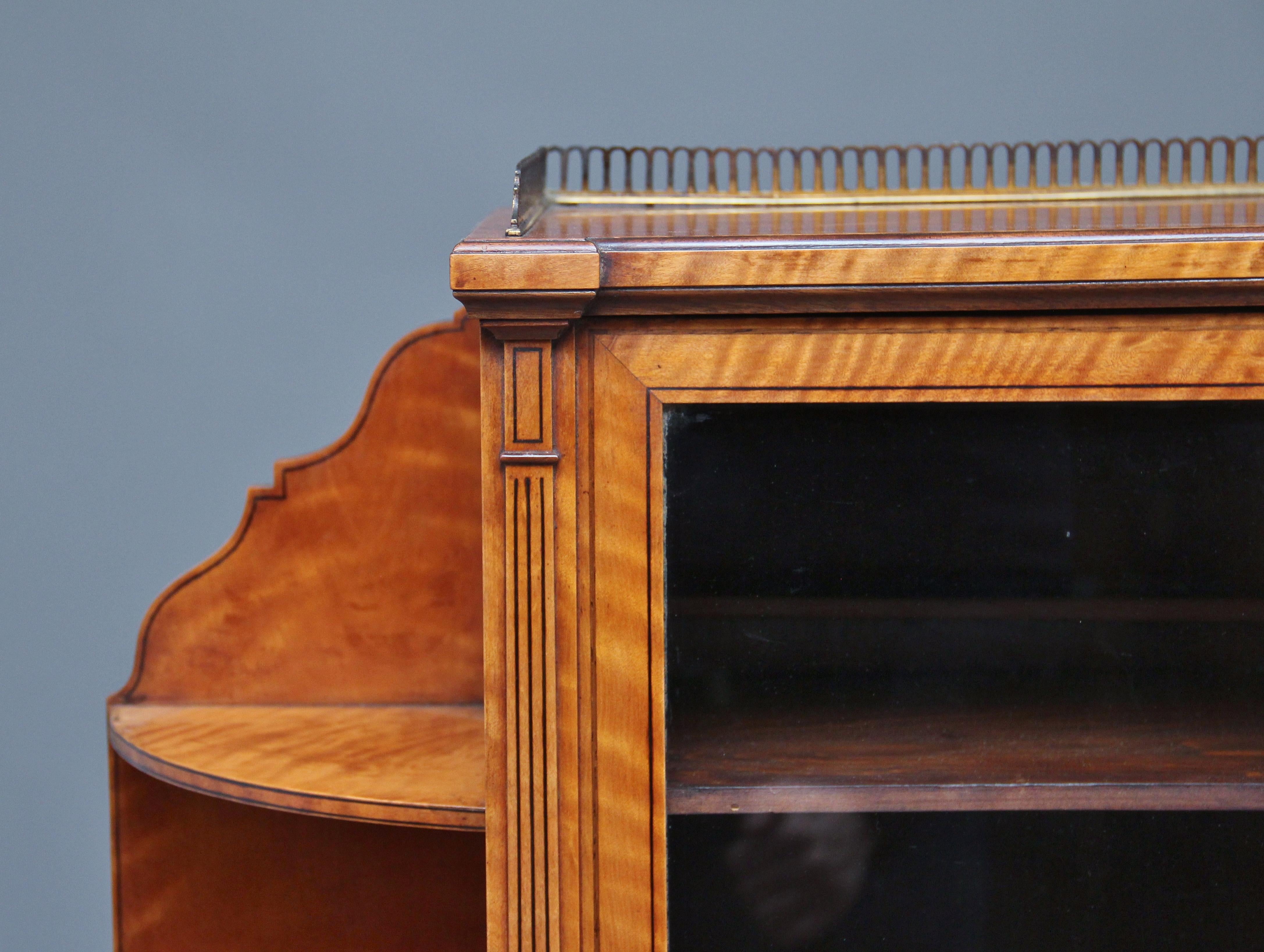 Seidenholz-Vitrinenschrank aus dem 19. Jahrhundert im Zustand „Gut“ im Angebot in Martlesham, GB