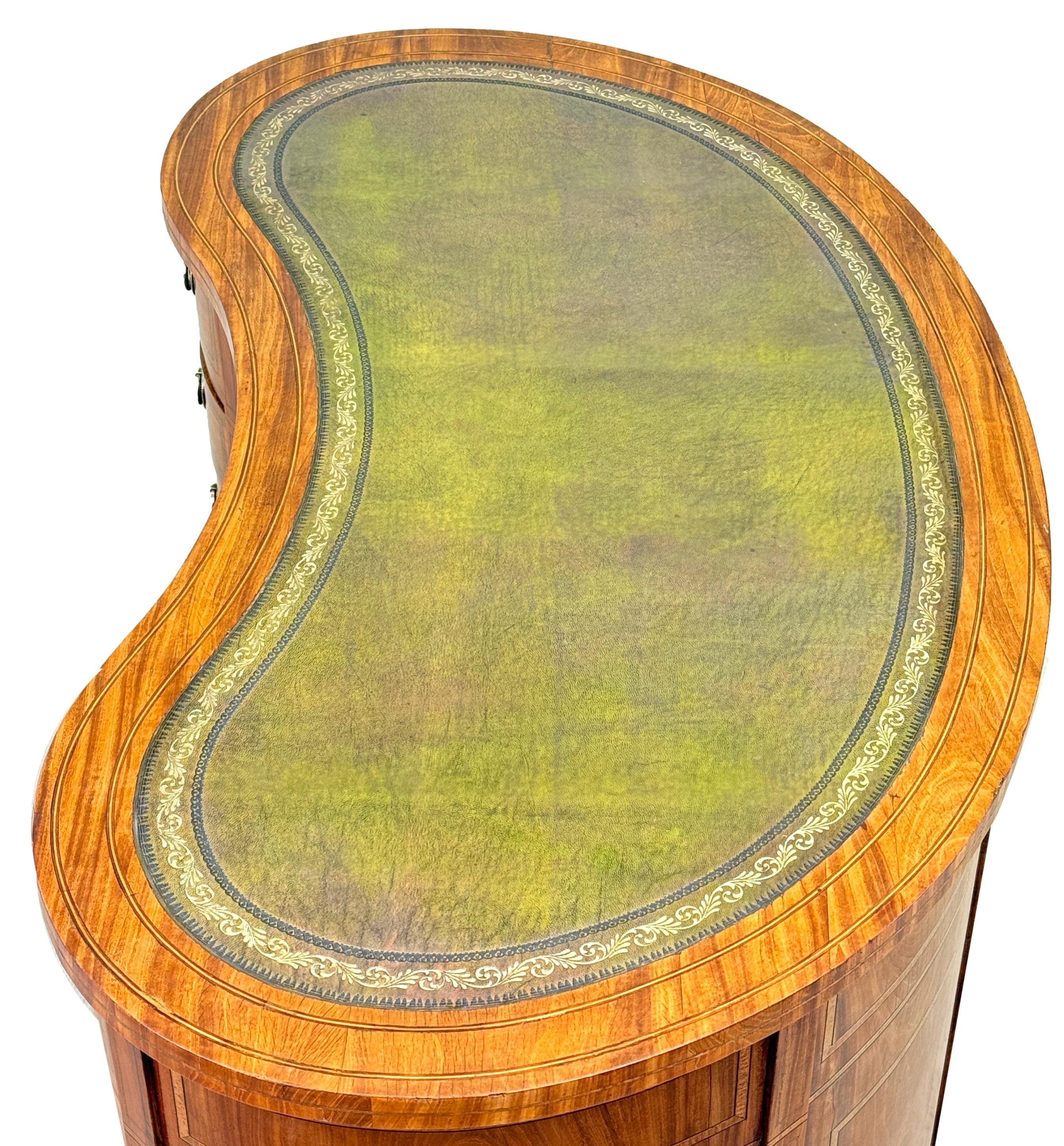 Scrivania a forma di rene o toletta in legno di raso della fine del XIX secolo, di ottima qualità, con un attraente piano in pelle lavorata a mano, nove cassetti con maniglie originali in ottone e un'attraente decorazione intarsiata a fasce