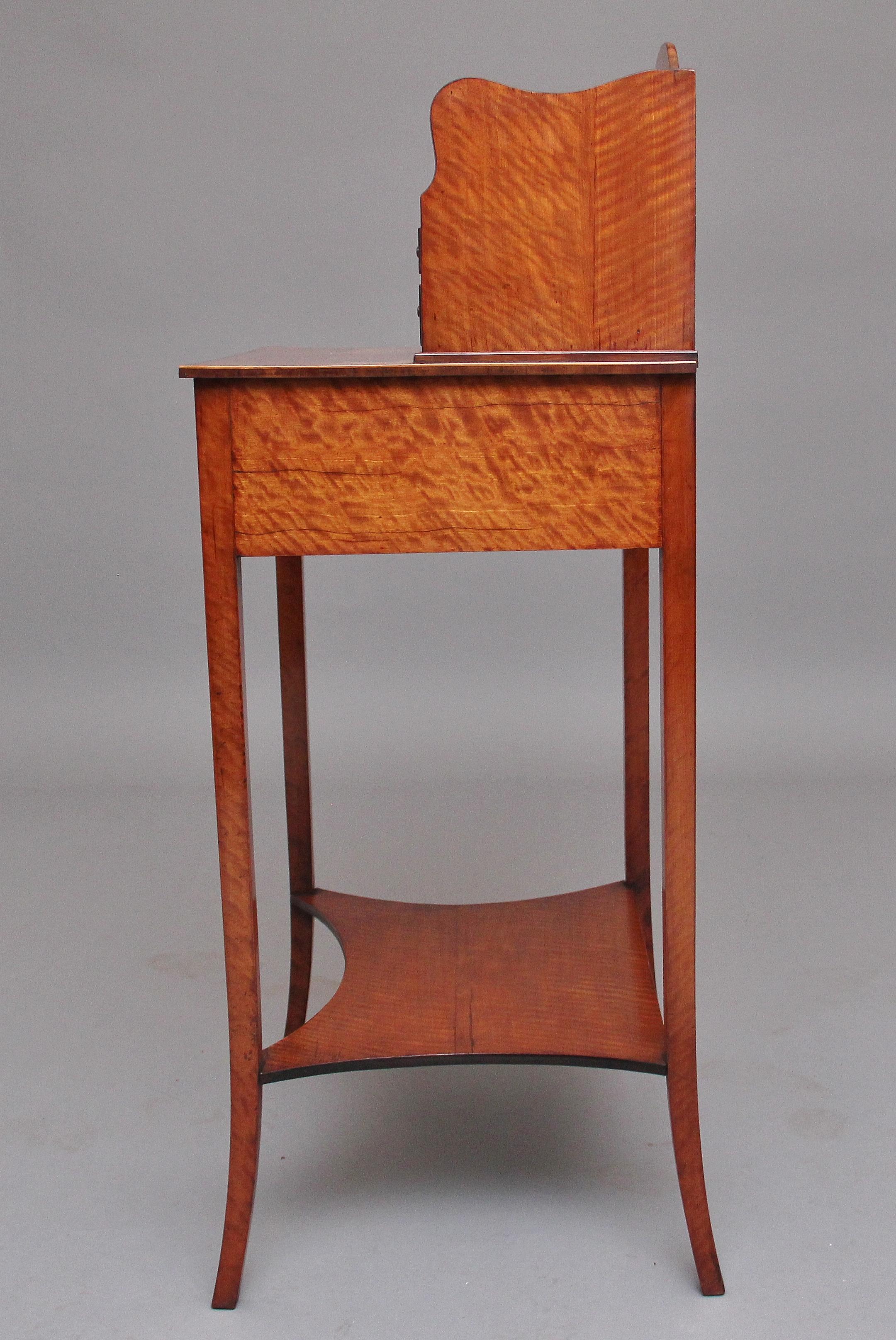 Schreibtisch für Damen aus Seidenholz im Sheraton-Stil des 19. Jahrhunderts (Spätes 19. Jahrhundert) im Angebot