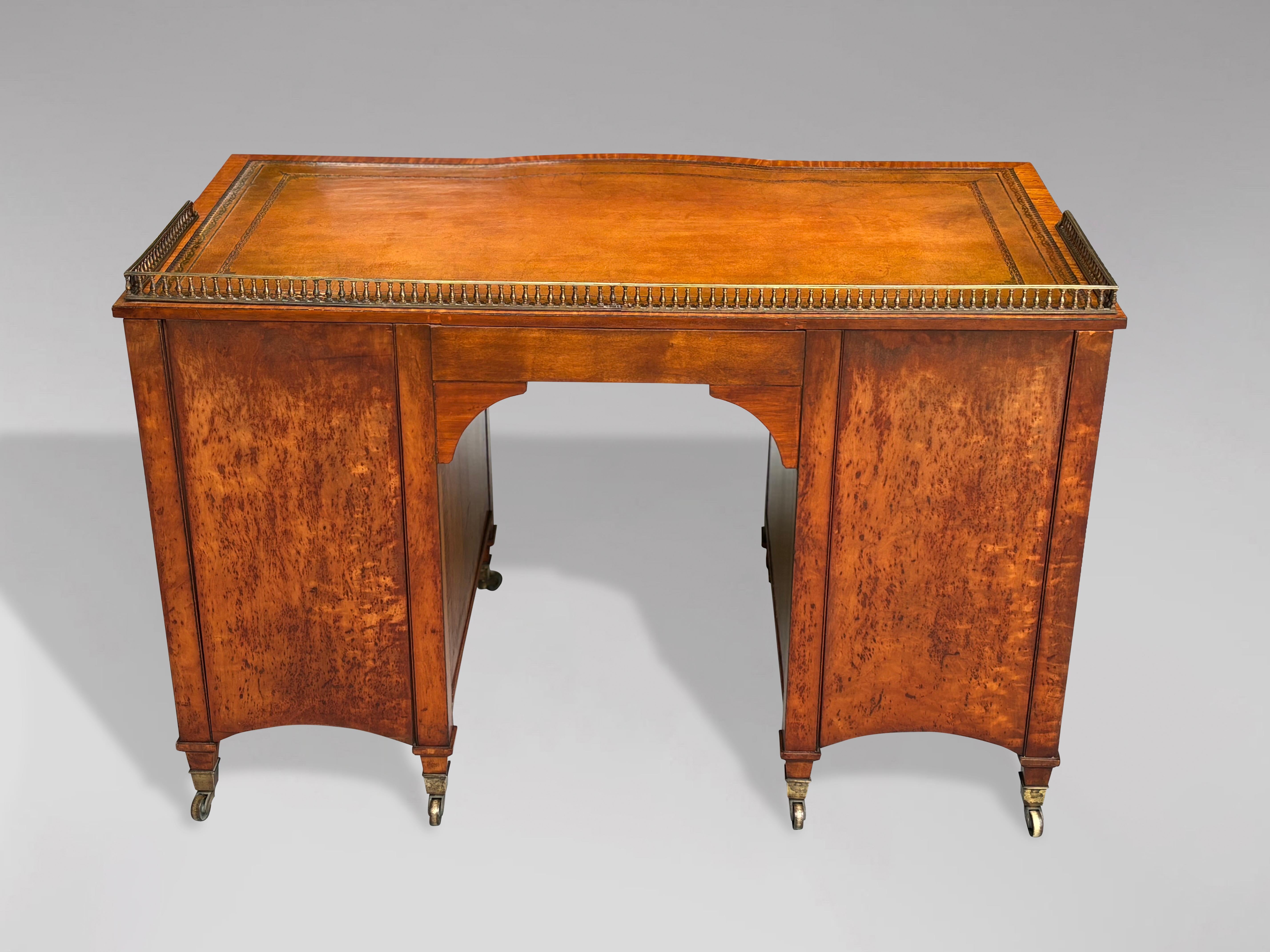 Schreibtisch aus Satinholz und Intarsien des 19. Jahrhunderts, gestempelt von Gillows im Angebot 2