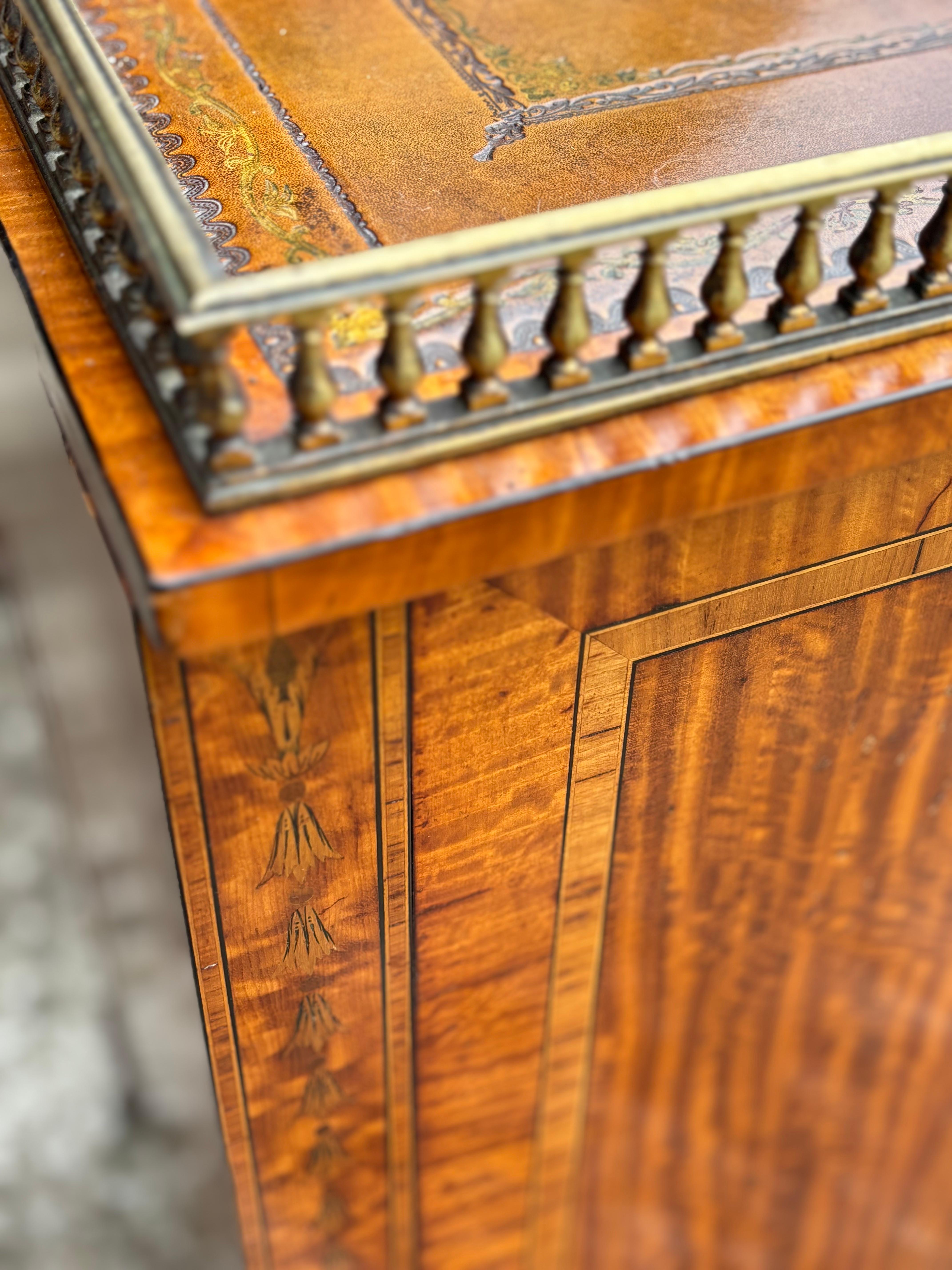 Schreibtisch aus Satinholz und Intarsien des 19. Jahrhunderts, gestempelt von Gillows im Angebot 3