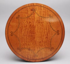 Mesa auxiliar de madera satinada del siglo XIX