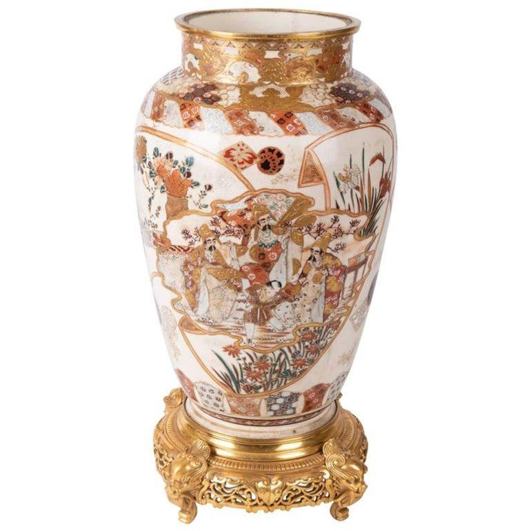 Eine japanische Satsuma-Vase oder -Lampe von guter Qualität aus dem späten 19. Jahrhundert (Meiji-Zeit 1868-1912). Mit klassischem vergoldetem Dekor aus Blumen, Vögeln und Gelehrten. Montiert auf einem Sockel im orientalischen Stil aus Ormolu mit