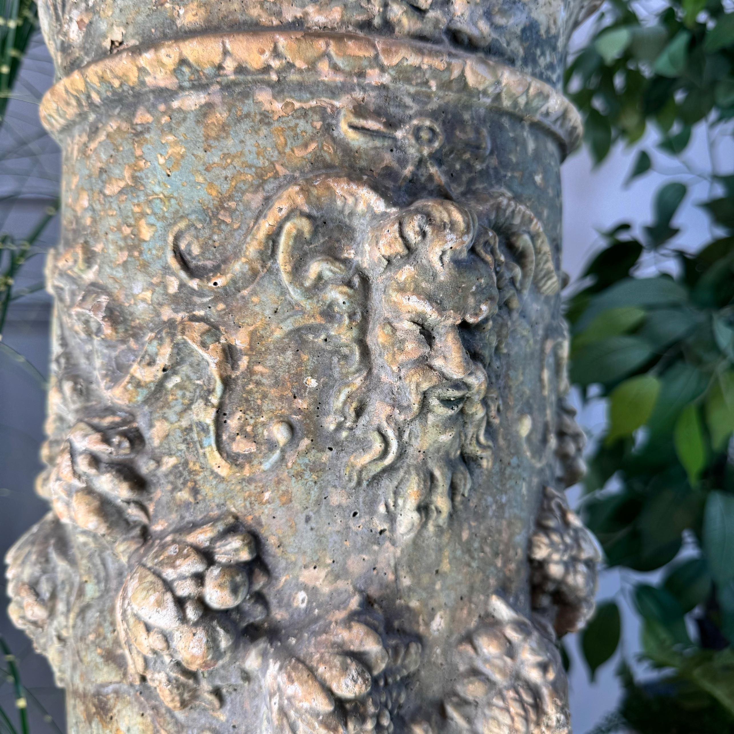 Dekorative Sonnenuhrsäule mit Satyr und Lorbeer aus dem 19. im Angebot 3