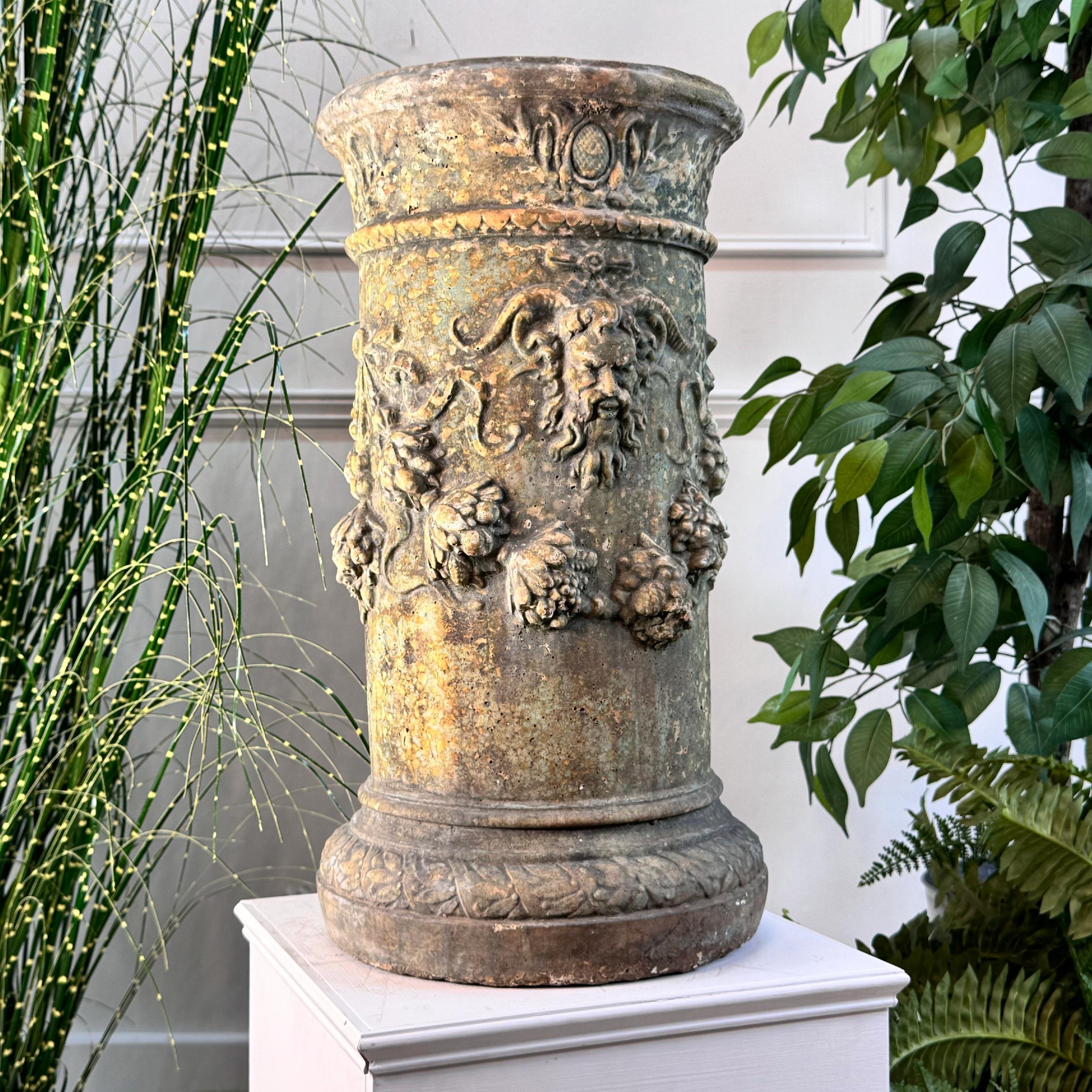 Eine prächtige dekorative Säule, reichlich mit Satyrmasken, Lorbeer und Ranken geschmückt. Hätte eine eiserne Sonnenuhr auf der Oberseite gehabt, diese ist im Laufe der Zeit verloren gegangen, könnte aber leicht ersetzt werden. Eine absolut