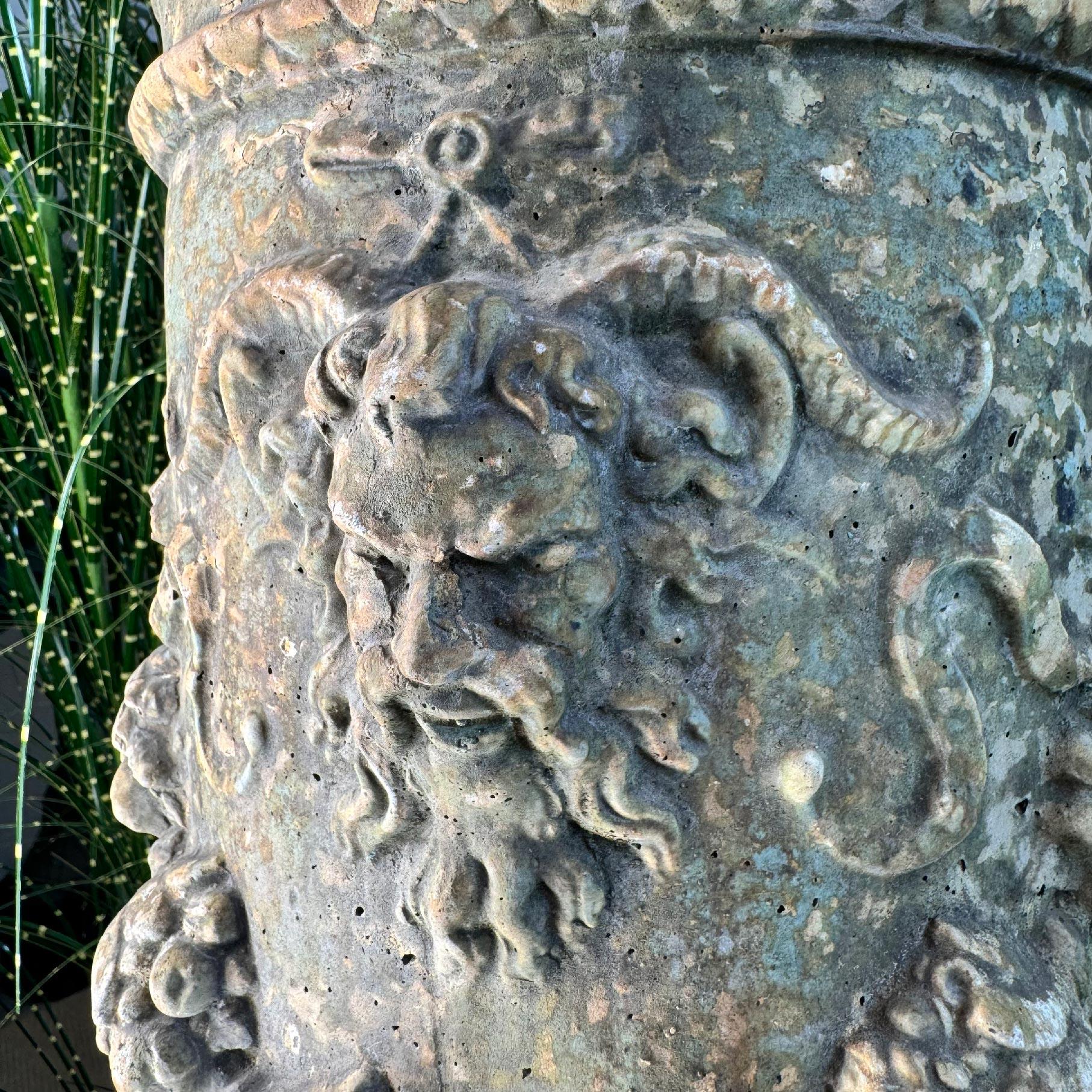 Dekorative Sonnenuhrsäule mit Satyr und Lorbeer aus dem 19. (Viktorianisch) im Angebot