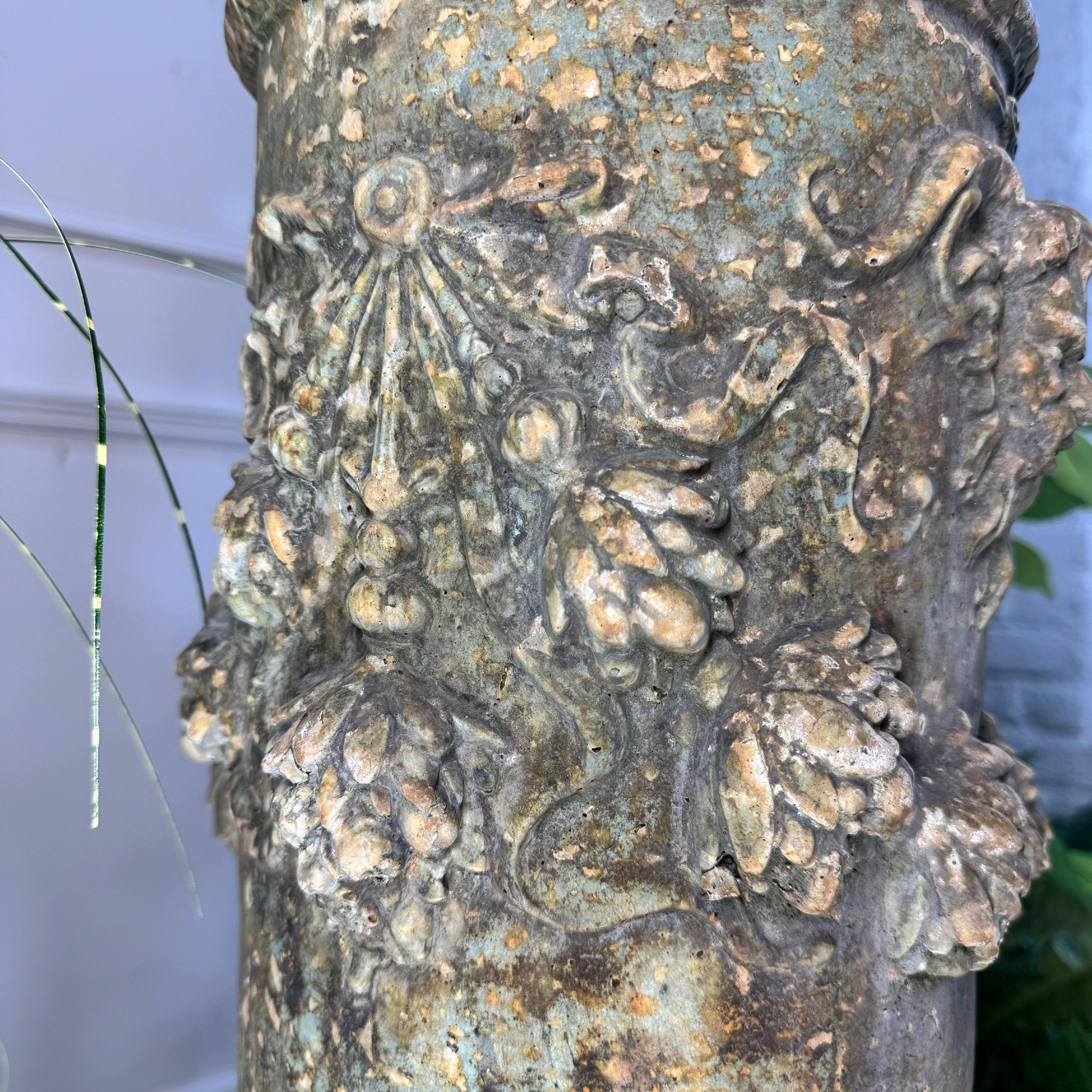 Dekorative Sonnenuhrsäule mit Satyr und Lorbeer aus dem 19. (Englisch) im Angebot
