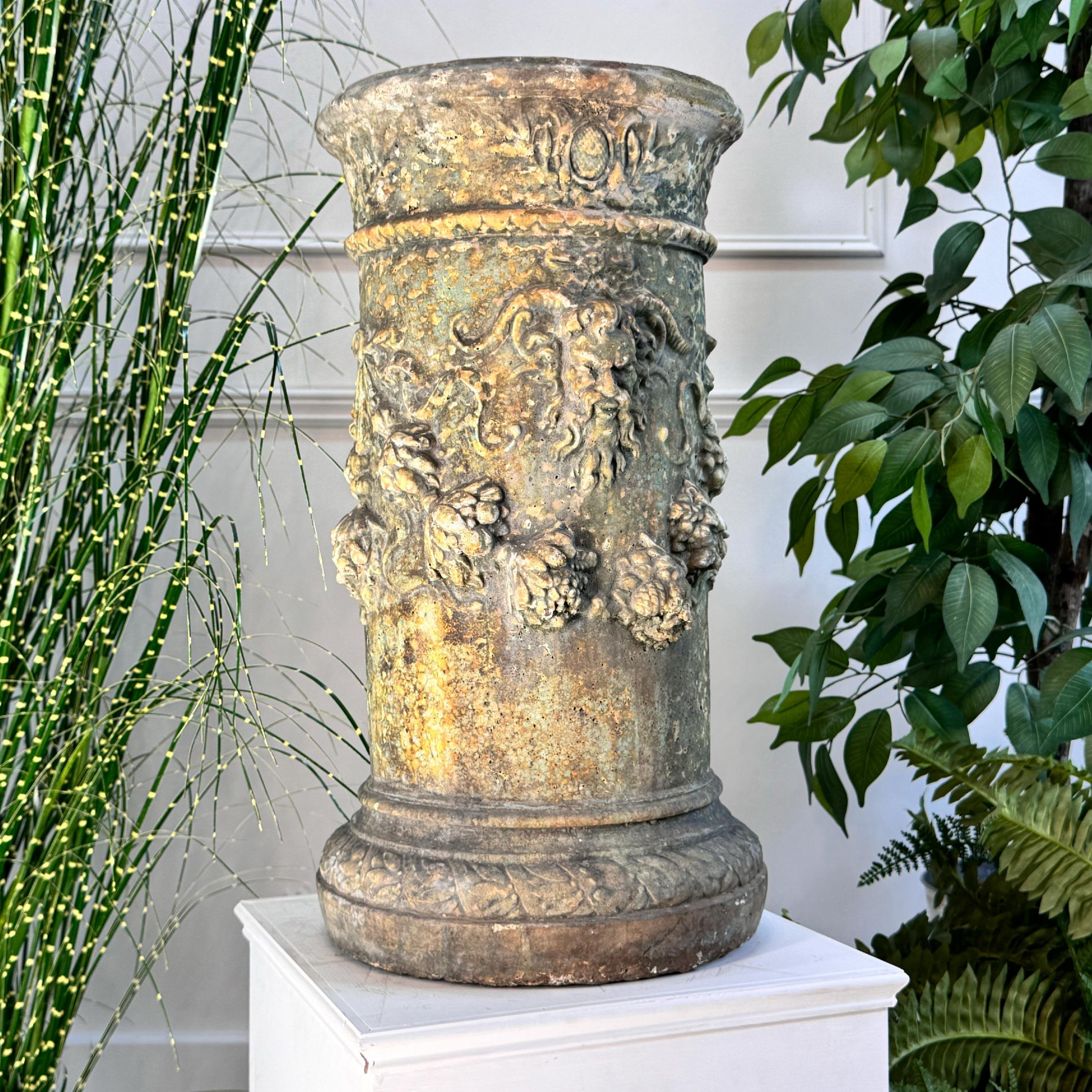 Dekorative Sonnenuhrsäule mit Satyr und Lorbeer aus dem 19. im Zustand „Gut“ im Angebot in Hastings, GB