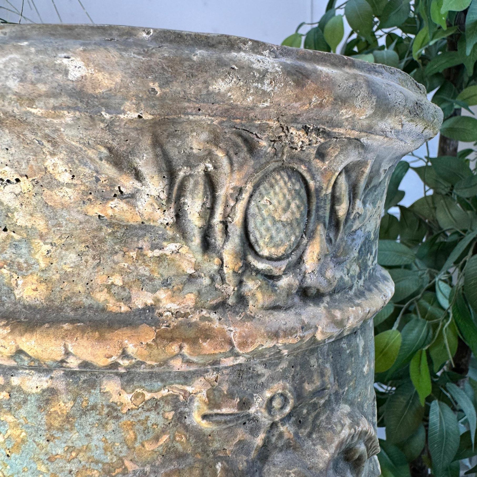 Dekorative Sonnenuhrsäule mit Satyr und Lorbeer aus dem 19. (19. Jahrhundert) im Angebot