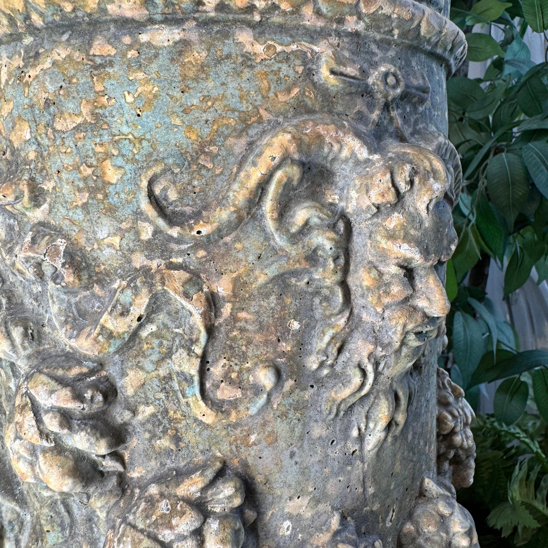 Dekorative Sonnenuhrsäule mit Satyr und Lorbeer aus dem 19. im Angebot 1