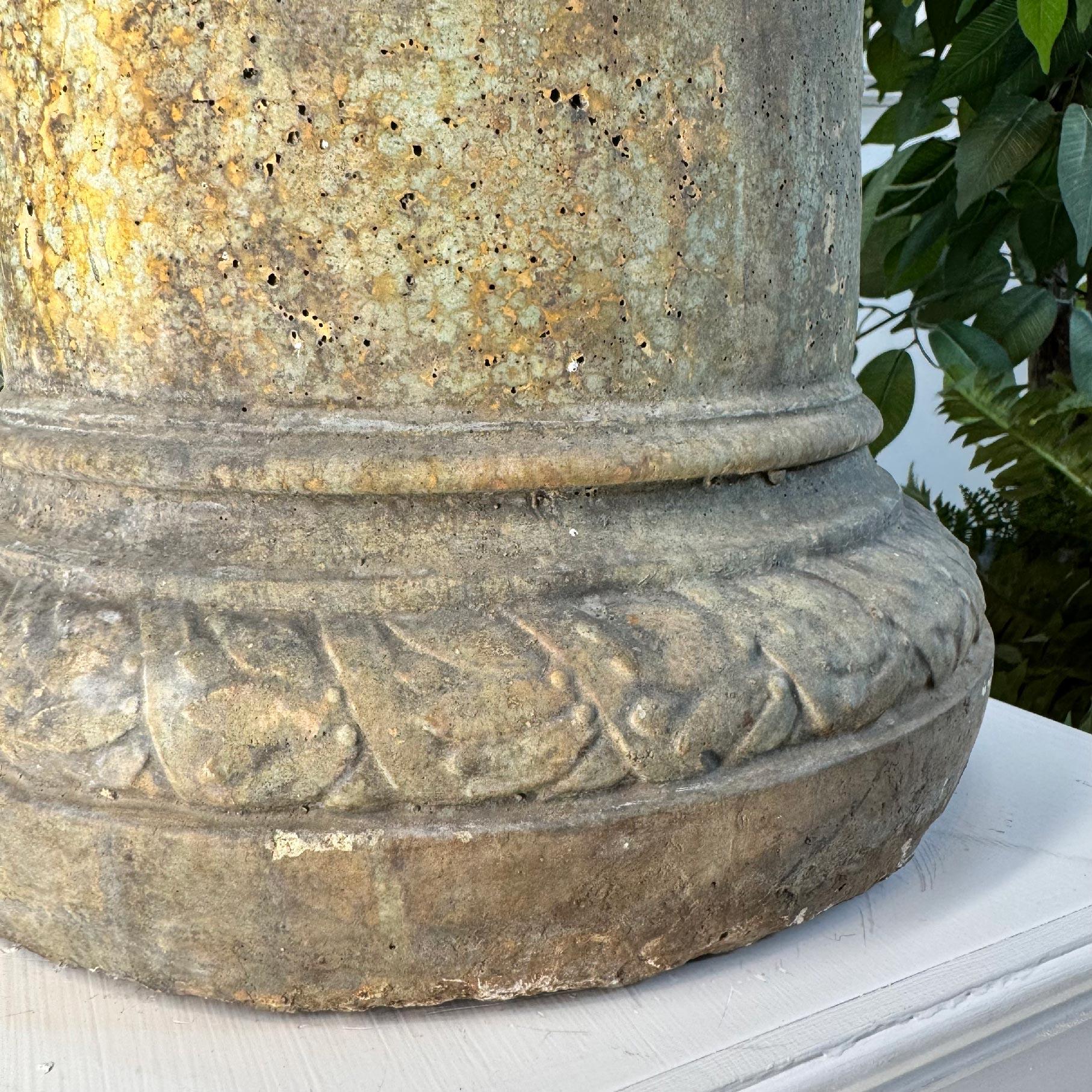 Dekorative Sonnenuhrsäule mit Satyr und Lorbeer aus dem 19. im Angebot 2