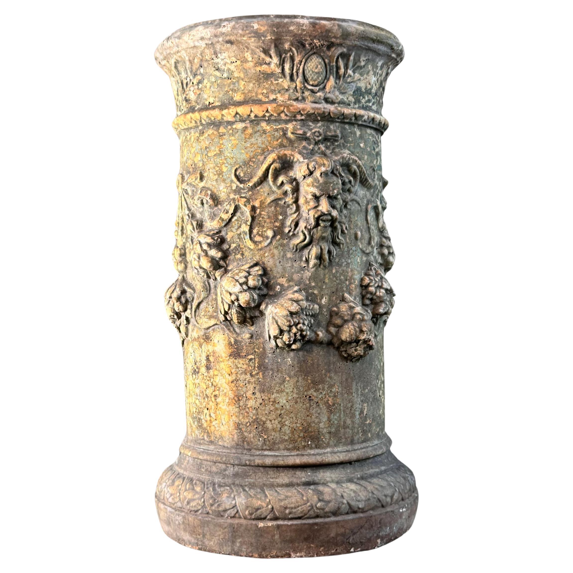 Dekorative Sonnenuhrsäule mit Satyr und Lorbeer aus dem 19. im Angebot