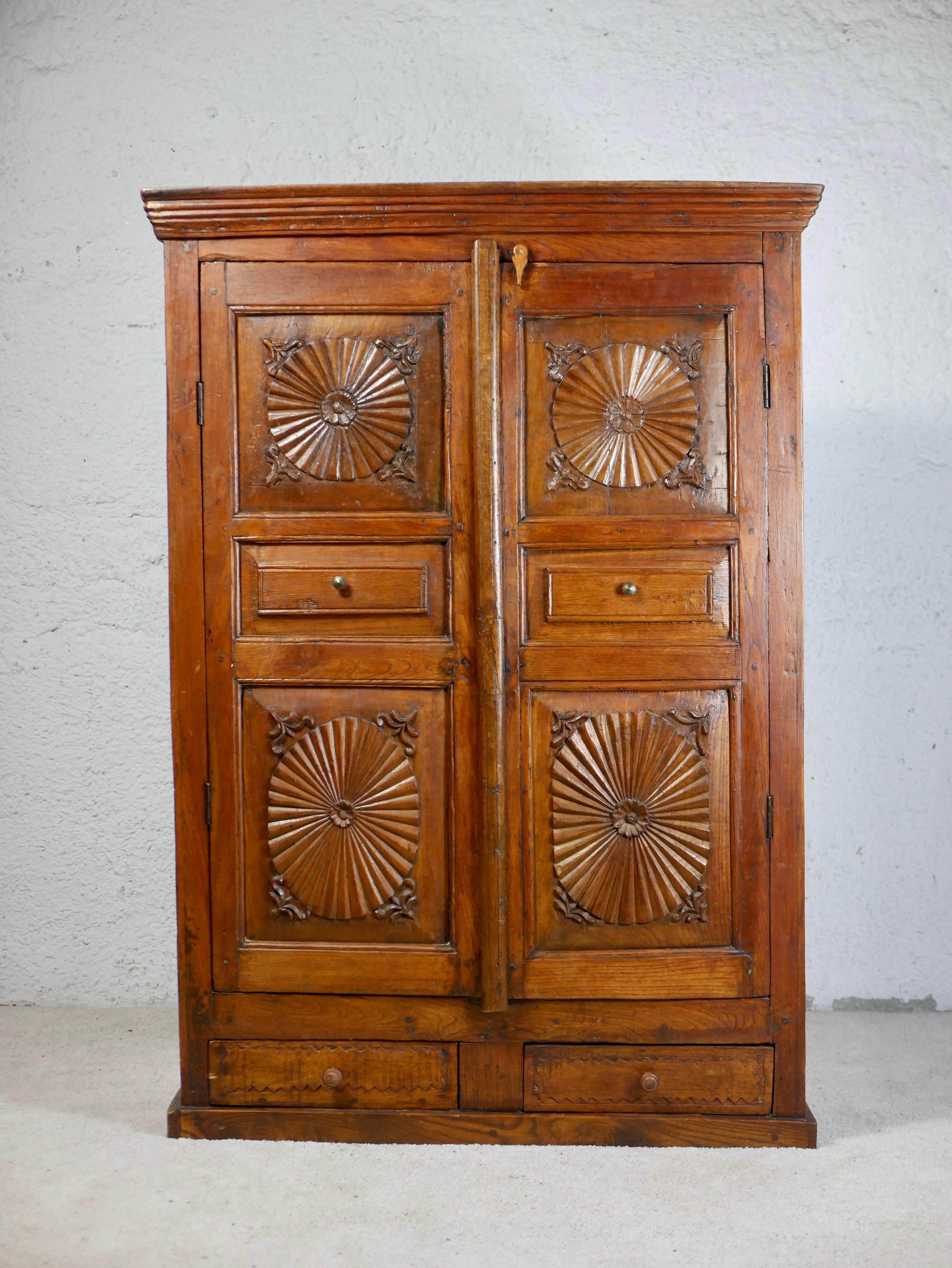 Beautiful carved cabinet in wood, made in Indonesia in the second half of the 20th century.
Country cabinet, anonymous work.
Nice details and carvings.
Overall good condition, traces of time and use.
Absolutely charming and practical