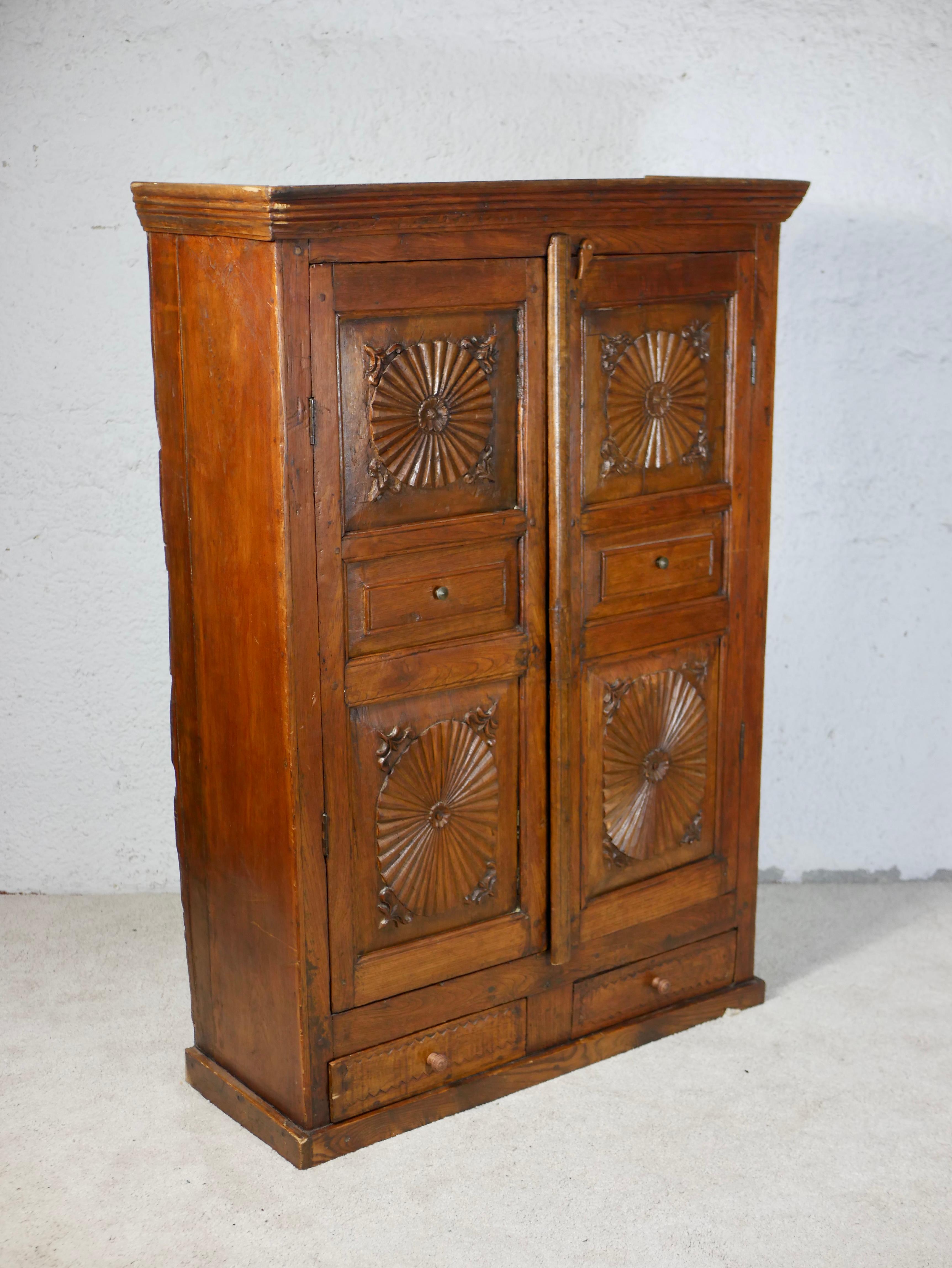 Mid-century Indonesian wood carved cabinet In Good Condition For Sale In Lyon, FR