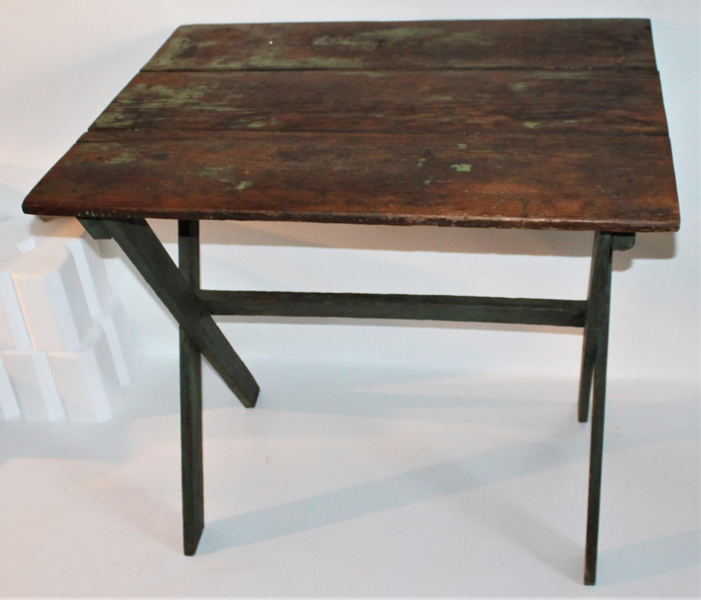 19th Century Sawbuck Table in Original Apple Green Paint In Good Condition In Los Angeles, CA