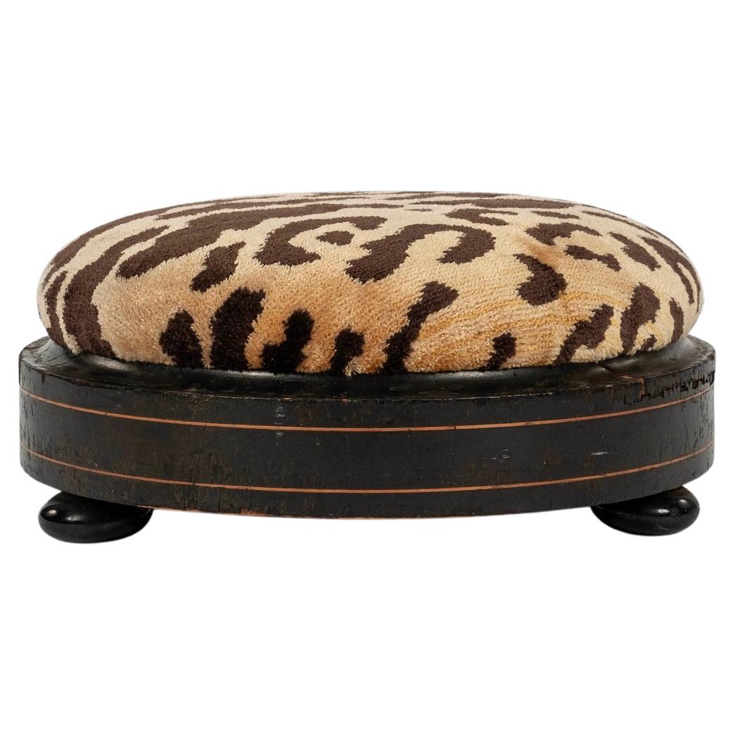 Reposapiés de madera del siglo XIX recién tapizado en terciopelo de seda Scalamandré Leopardo.
