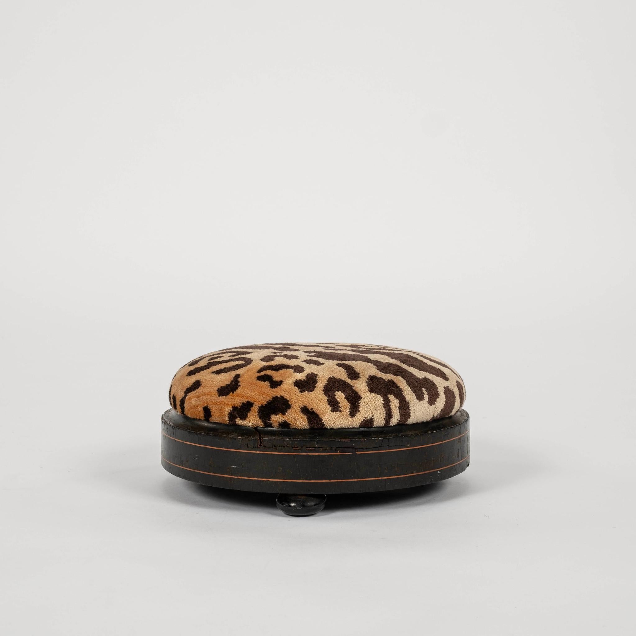 Reposapiés redondo de terciopelo de seda Scalamandré Leopardo del siglo XIX Francés en venta